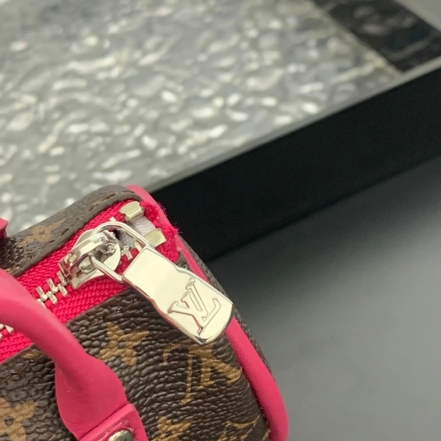 💰200 shipped😍 MINI KEEPALL bag charm and keychain ☀️Louis Vuitton Louis Vuitton lv mini pillow bag pendant ☀️This Mini Keepall bag charm and keychain condenses the classic handbag configuration, boldly showing the spirit of adventure. Monogram canvas with LV inscribed hook buckle, whether hung on a belt or handbag, its zipper closure and built-in keychain ensure secure storage