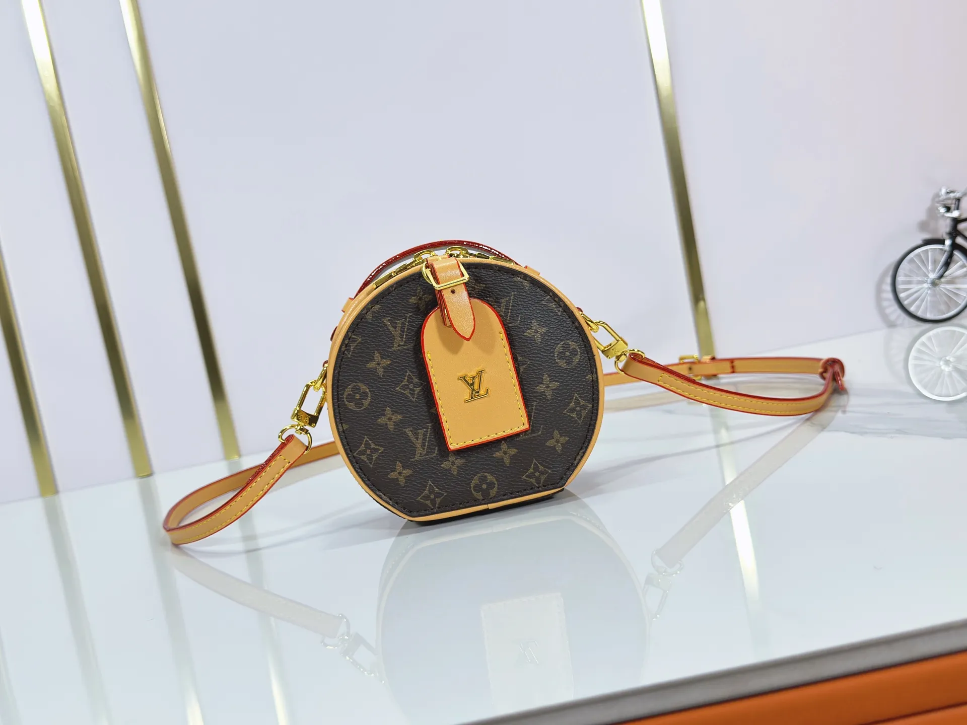 P240 Upgraded original M83575 M83614 This Mini Boîte Chapeau handbag is made of Monogram canvas to create a classic configuration, with a leather nameplate and Malletage quilted lining to highlight the brand heritage. The large accordion compartment opens with a zipper and the detachable shoulder strap makes it suitable for carrying by hand, shoulder or as a waist bag. Dimensions: 13.0 x 12.0 x 6.5 cm (length x height x width)