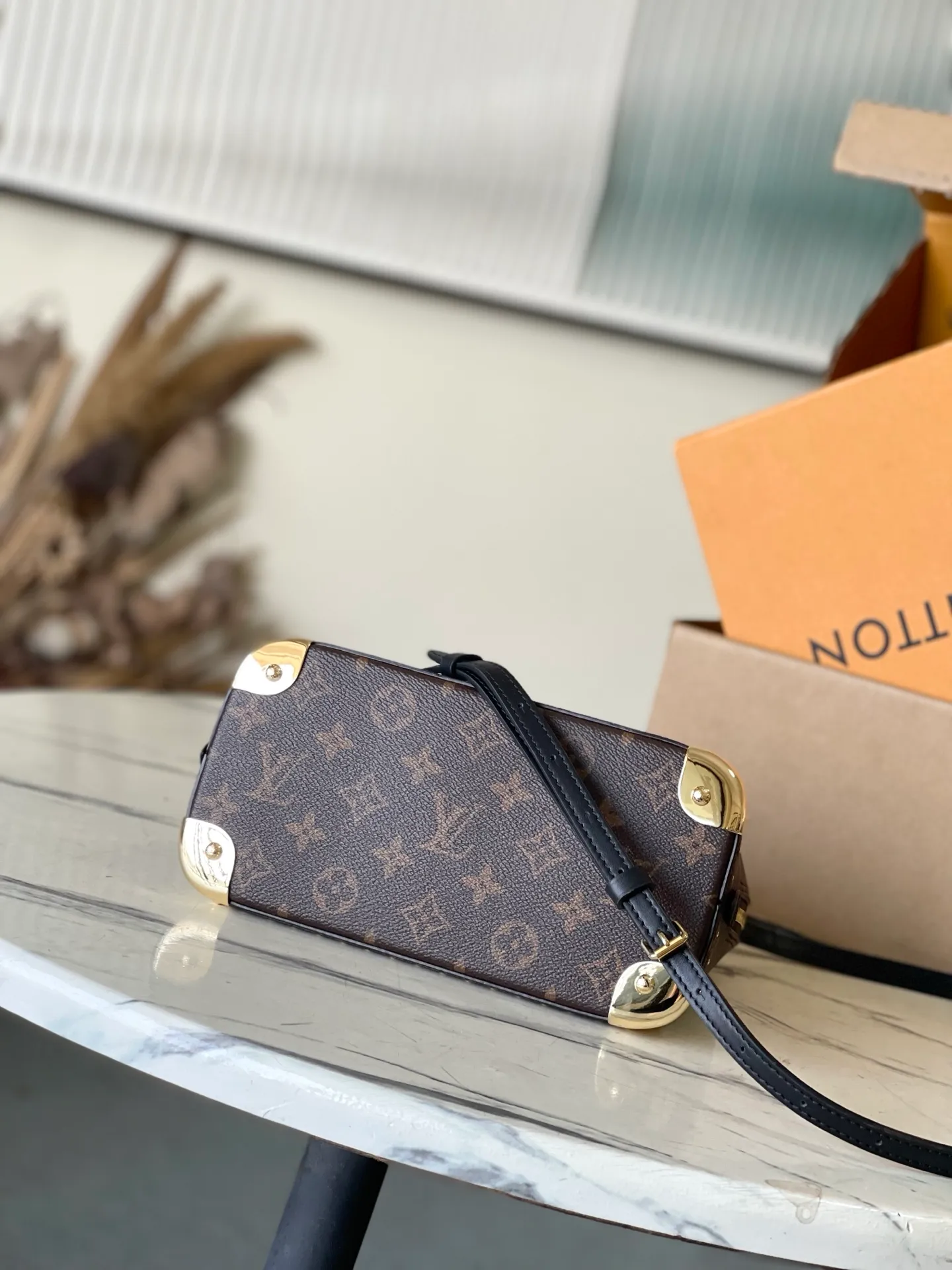 💰1020 The top original M26084 AlmaBB handbag has been reinterpreted and becomes a new member of the Trunk series, paying tribute to the brand's long travel culture with its classic logo. The handbag is made of Monogram canvas, trimmed with deep leather, and embellished with dazzling metal corners and studs. This version comes with a removable chain that can be worn with the adjustable shoulder strap or alone. Dimensions: 22 × 19 × 11 cm