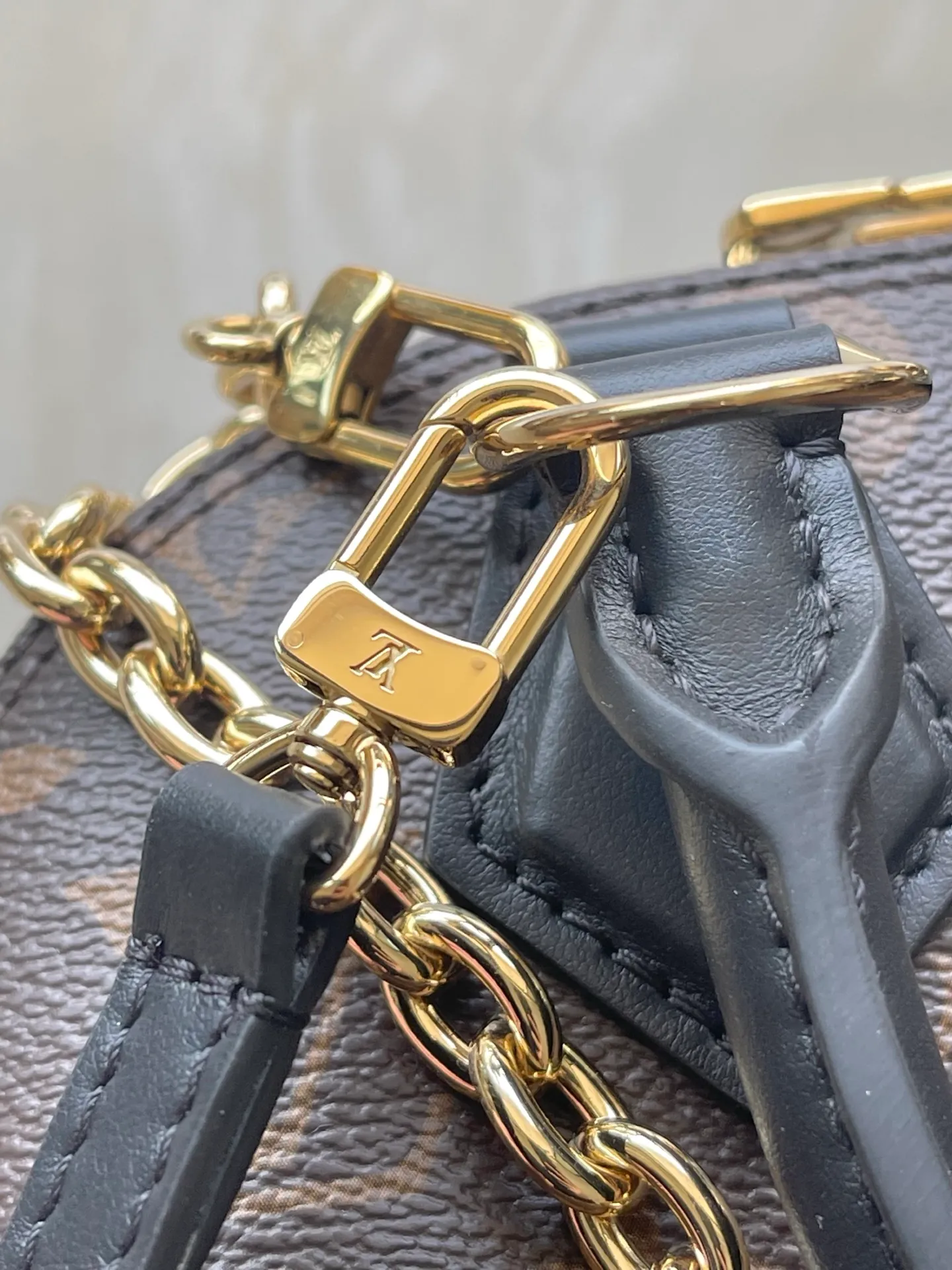 💰1020 The top original M26084 AlmaBB handbag has been reinterpreted and becomes a new member of the Trunk series, paying tribute to the brand's long travel culture with its classic logo. The handbag is made of Monogram canvas, trimmed with deep leather, and embellished with dazzling metal corners and studs. This version comes with a removable chain that can be worn with the adjustable shoulder strap or alone. Dimensions: 22 × 19 × 11 cm