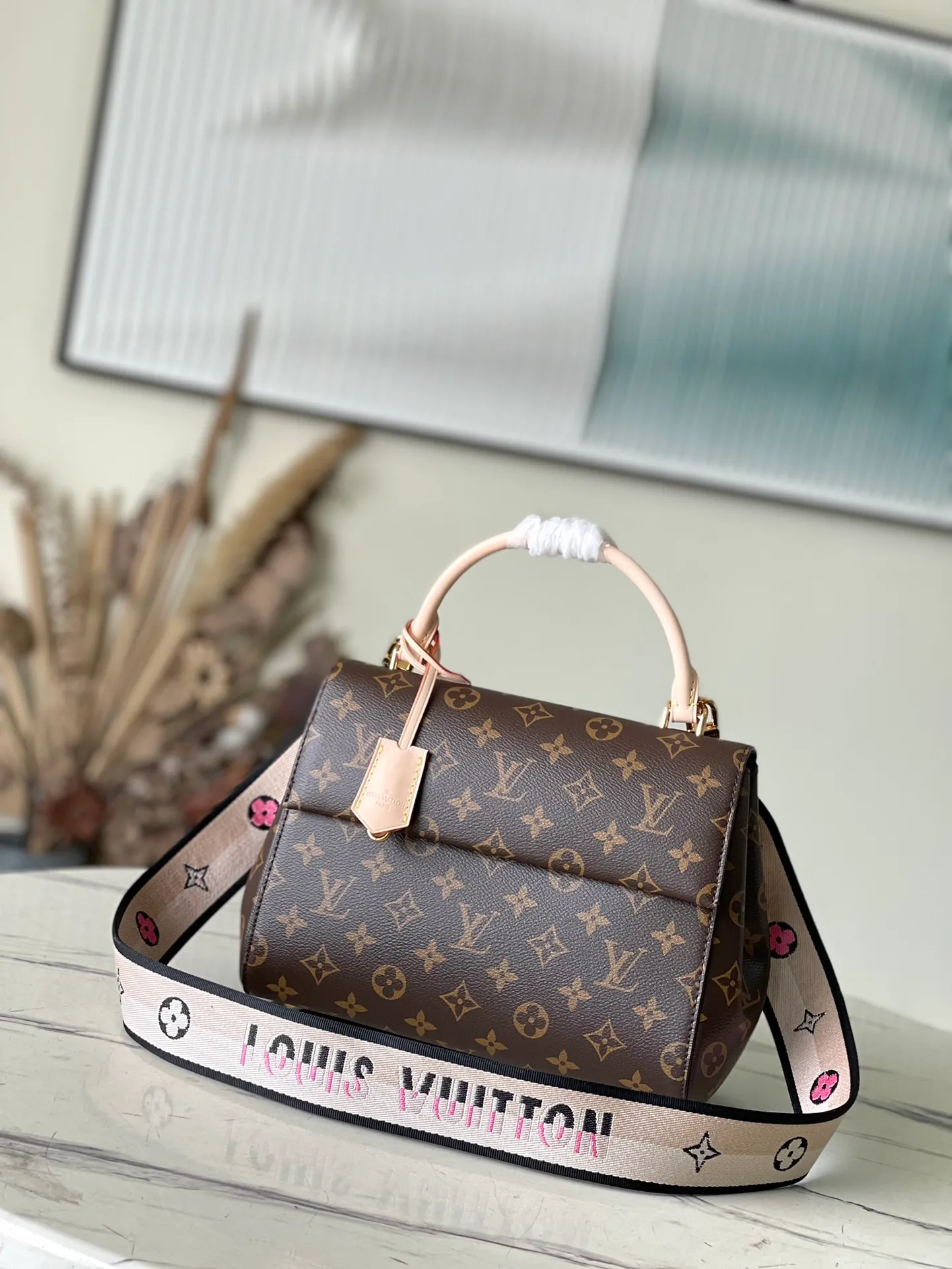 💰860 Top Original M46372 Presbyopic Medium CLUNY Handbag This Cluny handbag is made of Monogram canvas, with the iconic Toron handle and leather key bag, aiming to win the favor of brand lovers. The branded fabric shoulder strap can be removed for more ways to carry it. Size: 28×20×10cm