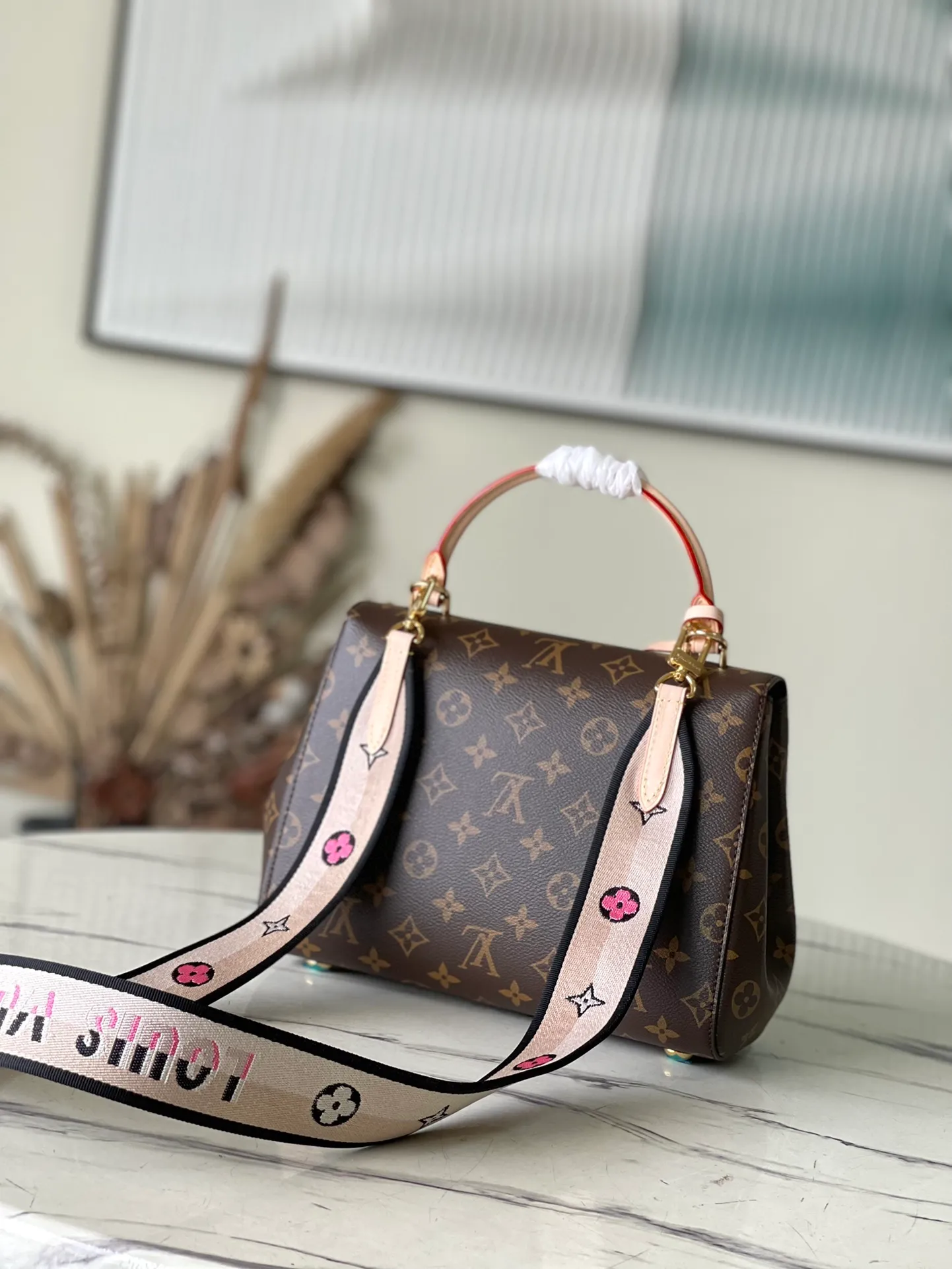 💰860 Top Original M46372 Presbyopic Medium CLUNY Handbag This Cluny handbag is made of Monogram canvas, with the iconic Toron handle and leather key bag, aiming to win the favor of brand lovers. The branded fabric shoulder strap can be removed for more ways to carry it. Size: 28×20×10cm