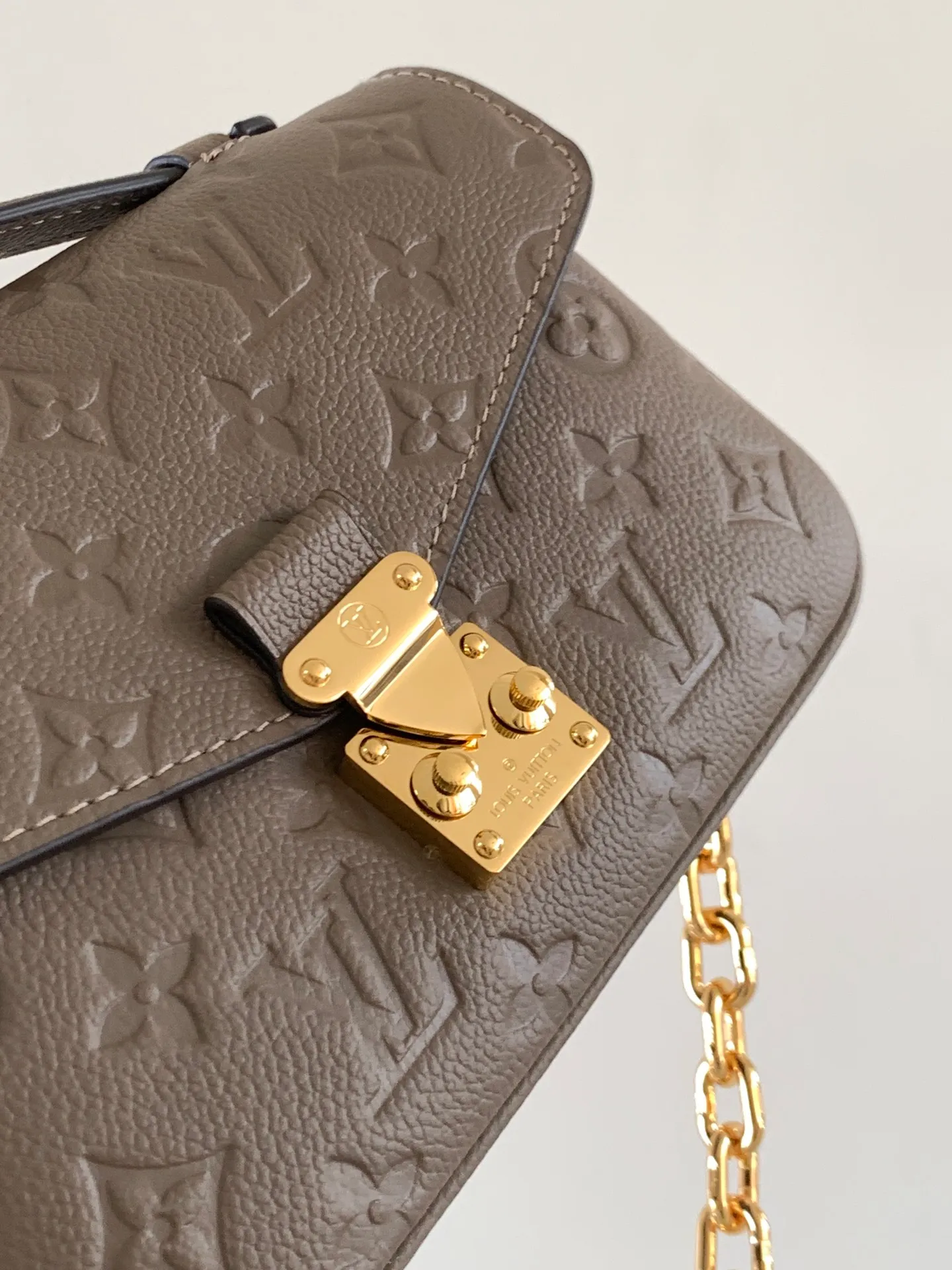 💰980 (top layer leather) top original single transcoding chip, customized first layer cowhide M25910 olive green M14322 milk apricot M46595 black M22942 beige M23081 apricot M23940 purple print M46596 black print M12735 brown print M47045 pink top original single This Pochette Métis East West handbag is made from Monogram Empreinte embossed leather shows the fusion of brand style and modern elements. The traditional S-lock clasp and detachable short chain have a metallic sheen, and the sophisticated construction includes a neat interior and adjustable shoulder straps for easy urban mobility.   Dimensions 21.5 x 13.5 x 6.0 cm (L x H x W) • Embossed soft-grained cowhide • Soft-grained cowhide trim • Microfiber lining • Metal hardware • S-lock • Zippered outer pocket • Inner compartment • Central zipped inner pocket • Removable and adjustable shoulder strap • Adjustable chain strap • Single handle • Shoulder strap: removable, adjustable • Strap half length: 29.0 cm • Strap half length adjustable to: 45.0 cm • Chain: removable • Chain half length: 19.0 cm • Handle: Single handle