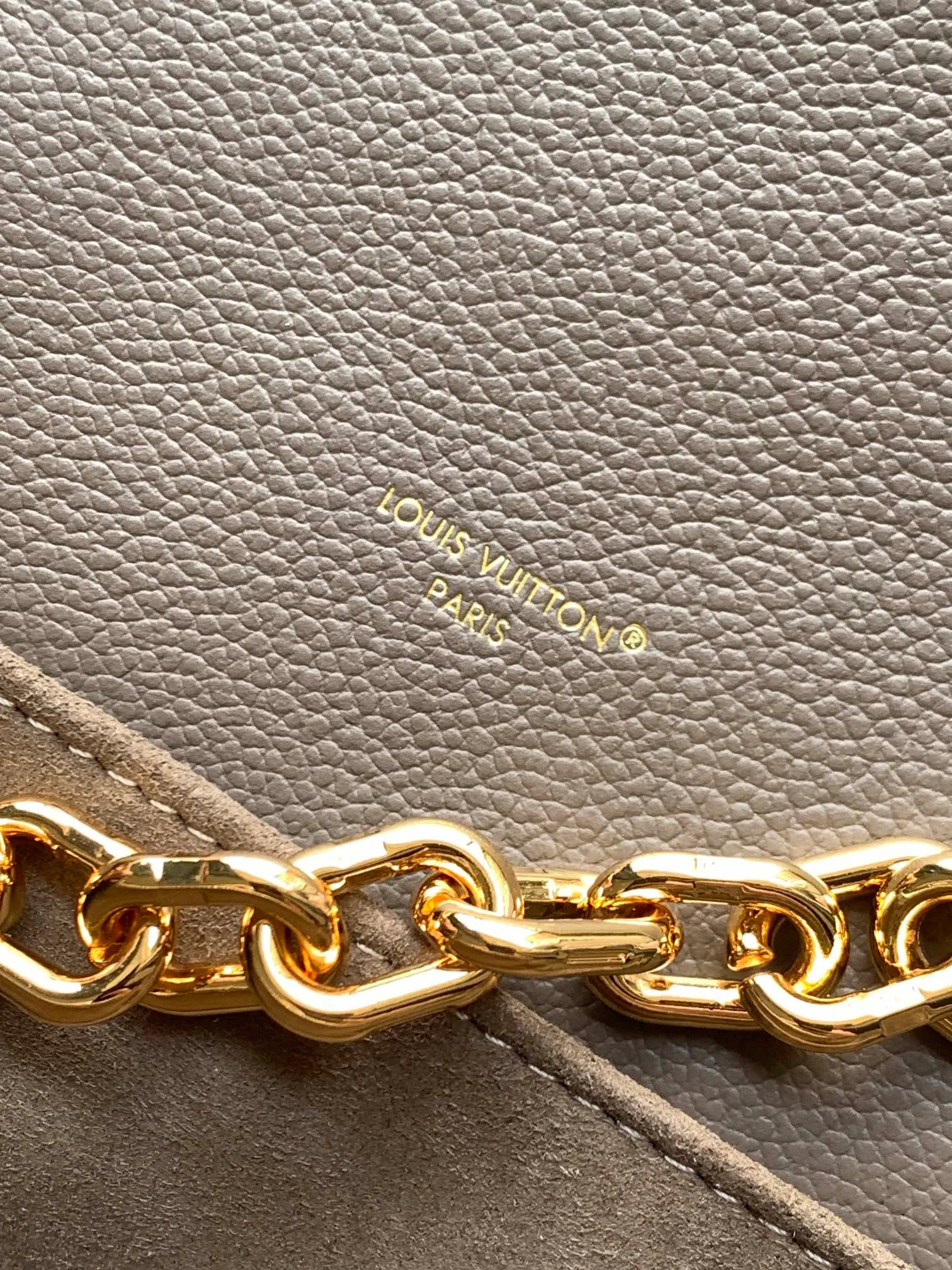 💰980 (top layer leather) top original single transcoding chip, customized first layer cowhide M25910 olive green M14322 milk apricot M46595 black M22942 beige M23081 apricot M23940 purple print M46596 black print M12735 brown print M47045 pink top original single This Pochette Métis East West handbag is made from Monogram Empreinte embossed leather shows the fusion of brand style and modern elements. The traditional S-lock clasp and detachable short chain have a metallic sheen, and the sophisticated construction includes a neat interior and adjustable shoulder straps for easy urban mobility.   Dimensions 21.5 x 13.5 x 6.0 cm (L x H x W) • Embossed soft-grained cowhide • Soft-grained cowhide trim • Microfiber lining • Metal hardware • S-lock • Zippered outer pocket • Inner compartment • Central zipped inner pocket • Removable and adjustable shoulder strap • Adjustable chain strap • Single handle • Shoulder strap: removable, adjustable • Strap half length: 29.0 cm • Strap half length adjustable to: 45.0 cm • Chain: removable • Chain half length: 19.0 cm • Handle: Single handle