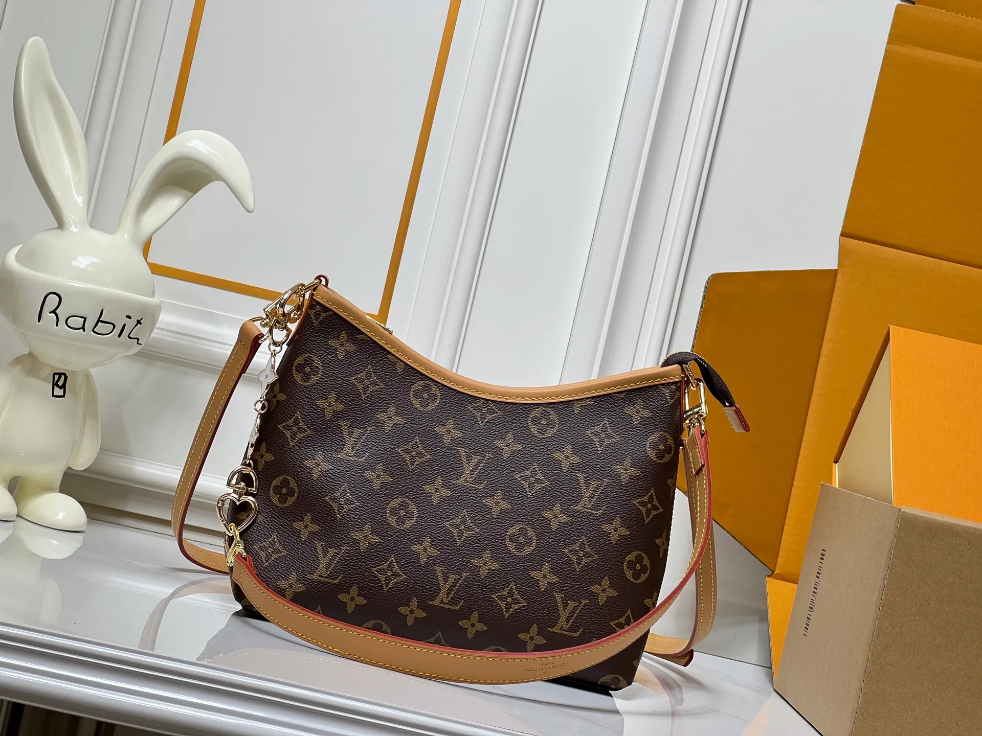 Batch 280💰Upgraded from the original M13689 medium size. This Speedy Bandoulière handbag condenses the brand's traditional Speedy crossbody bag, which is Monogram presbyopia with fabric lining and cow leather trim. The detachable and adjustable leather shoulder strap displays the Louis Vuit signature, and the rolled leather handle adds a carrying option. Dimensions: 30x19x10cm (length x height x width)