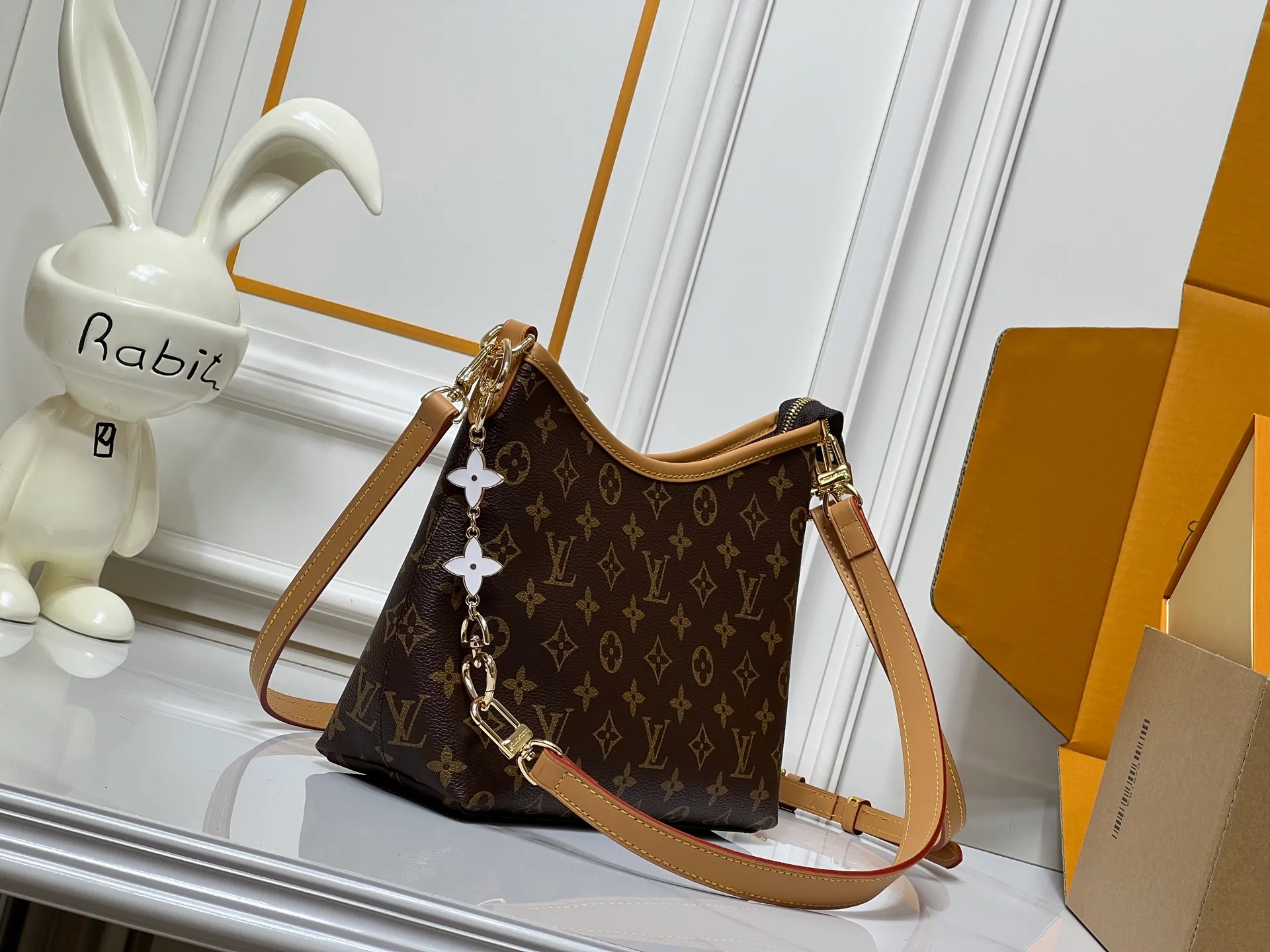 Batch 280💰Upgraded from the original M13689 medium size. This Speedy Bandoulière handbag condenses the brand's traditional Speedy crossbody bag, which is Monogram presbyopia with fabric lining and cow leather trim. The detachable and adjustable leather shoulder strap displays the Louis Vuit signature, and the rolled leather handle adds a carrying option. Dimensions: 30x19x10cm (length x height x width)