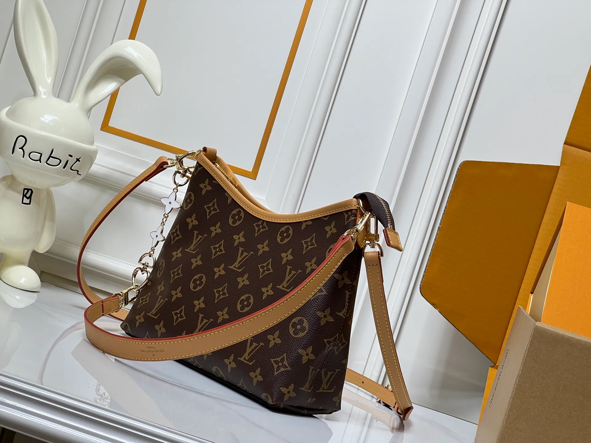 Batch 280💰Upgraded from the original M13689 medium size. This Speedy Bandoulière handbag condenses the brand's traditional Speedy crossbody bag, which is Monogram presbyopia with fabric lining and cow leather trim. The detachable and adjustable leather shoulder strap displays the Louis Vuit signature, and the rolled leather handle adds a carrying option. Dimensions: 30x19x10cm (length x height x width)