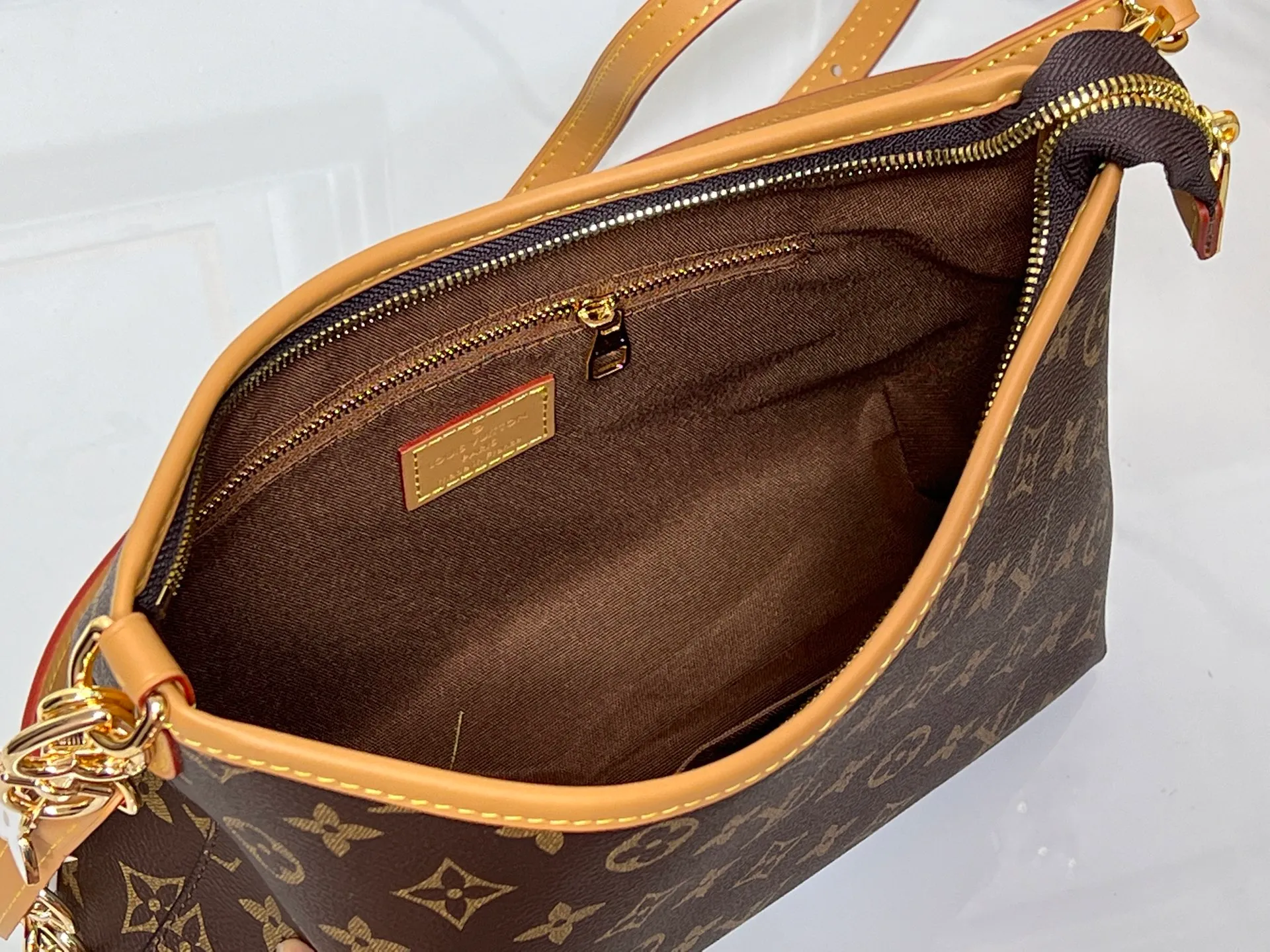 Batch 280💰Upgraded from the original M13689 medium size. This Speedy Bandoulière handbag condenses the brand's traditional Speedy crossbody bag, which is Monogram presbyopia with fabric lining and cow leather trim. The detachable and adjustable leather shoulder strap displays the Louis Vuit signature, and the rolled leather handle adds a carrying option. Dimensions: 30x19x10cm (length x height x width)