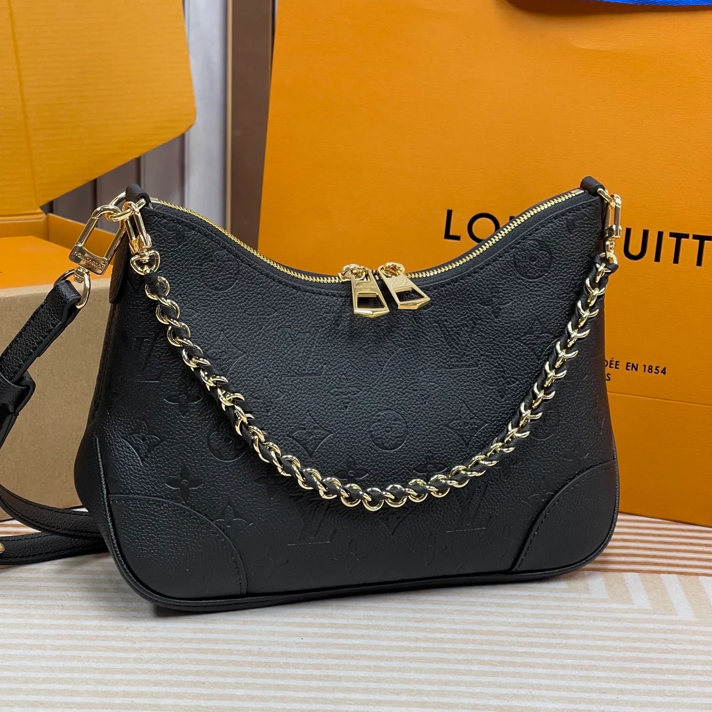 [Upgraded version] P760¥🎭High quality·Semi-steel hardware·Original single-level·Model M12930 black embossed first-layer cowhide BOULOGNE handbag This Boulogne handbag uses Monogram Empreinte leather to reinterpret the classic design, and can show your personality in a variety of carrying methods. An interior slip pocket can easily store your smartphone, and the braided chain is accented with dazzling hardware. Detailed features Dimensions: 29 x 16x9.5 cm (Length x Height
