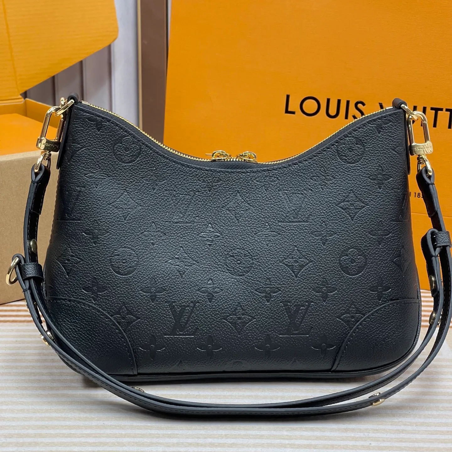 [Upgraded version] P760¥🎭High quality·Semi-steel hardware·Original single-level·Model M12930 black embossed first-layer cowhide BOULOGNE handbag This Boulogne handbag uses Monogram Empreinte leather to reinterpret the classic design, and can show your personality in a variety of carrying methods. An interior slip pocket can easily store your smartphone, and the braided chain is accented with dazzling hardware. Detailed features Dimensions: 29 x 16x9.5 cm (Length x Height