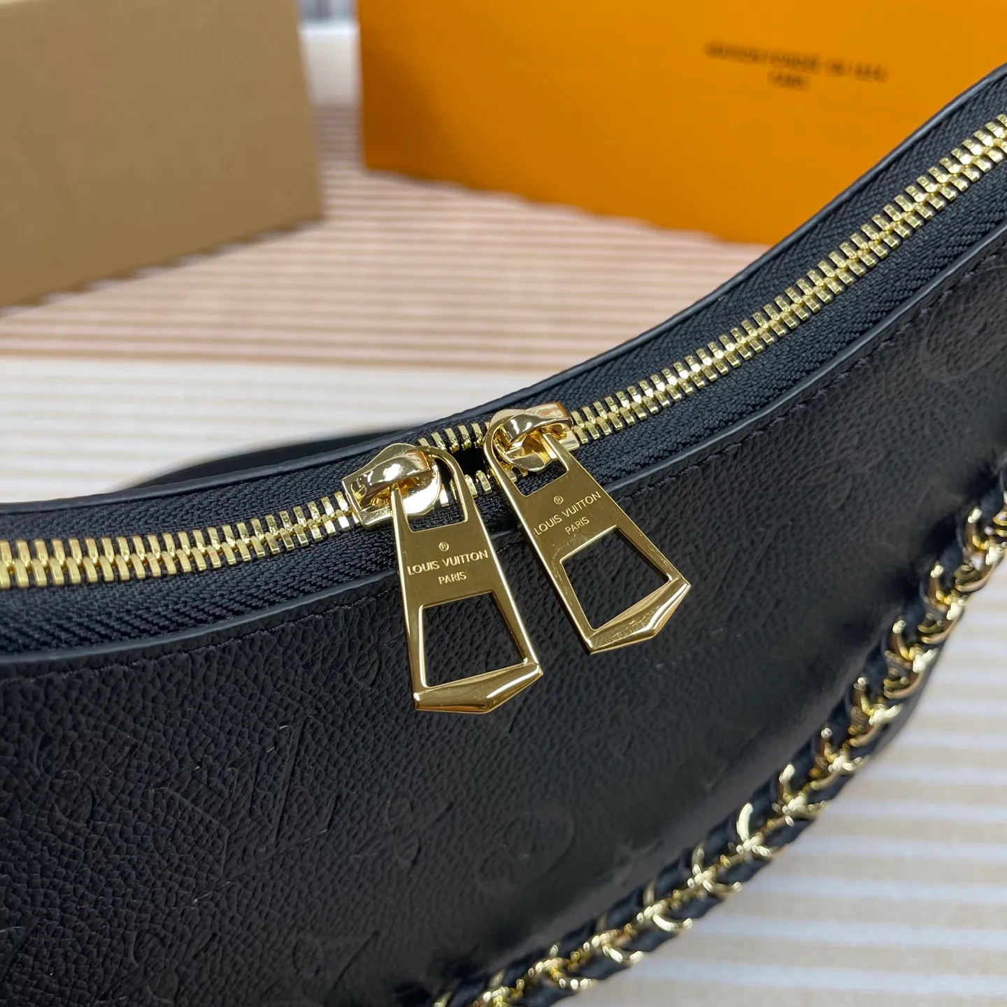 [Upgraded version] P760¥🎭High quality·Semi-steel hardware·Original single-level·Model M12930 black embossed first-layer cowhide BOULOGNE handbag This Boulogne handbag uses Monogram Empreinte leather to reinterpret the classic design, and can show your personality in a variety of carrying methods. An interior slip pocket can easily store your smartphone, and the braided chain is accented with dazzling hardware. Detailed features Dimensions: 29 x 16x9.5 cm (Length x Height