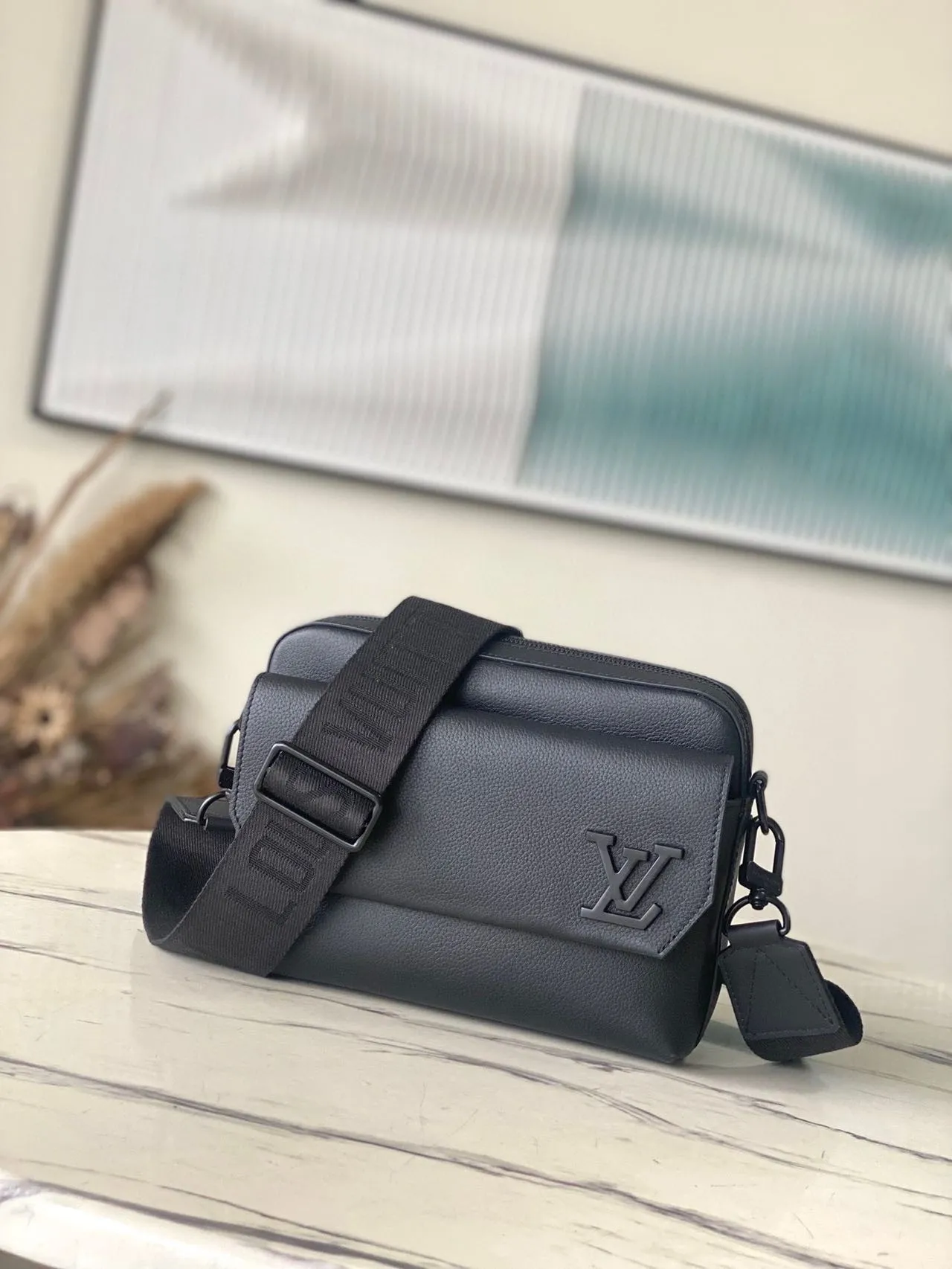 💰1000 (top-grain leather) top original order M22482 black top-grain leather. This Fastline messenger bag is made of soft cow leather, combining fashion and functionality. The snug fit holds a cell phone, small wallet, notepad and headphones, and the front pocket provides easy access to essentials. The logo shoulder strap is removable or adjustable for shoulder or cross-body wear. Dimensions: 23.5 x 18 x 7 cm