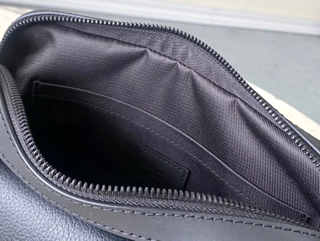 💰1000 (top-grain leather) top original order M22482 black top-grain leather. This Fastline messenger bag is made of soft cow leather, combining fashion and functionality. The snug fit holds a cell phone, small wallet, notepad and headphones, and the front pocket provides easy access to essentials. The logo shoulder strap is removable or adjustable for shoulder or cross-body wear. Dimensions: 23.5 x 18 x 7 cm