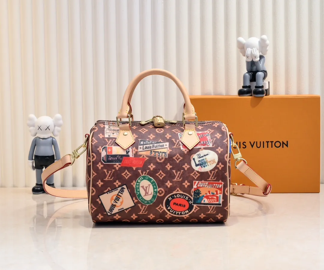 Batch 400💰Changing yellow leather👍M47087 M47086 This Speedy Bandoulière 25 handbag draws inspiration from the brand’s collection of Monogram canvas, adding a transparent resin coating to the cotton and linen blend. A hotel label patch nods to Gaston-Louis Vuitton's legendary collection, and cowhide leather trim highlights heritage. Size: 25cm