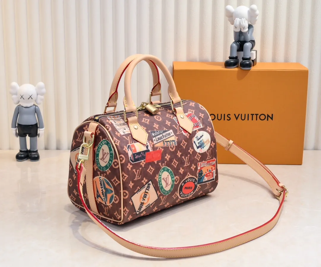 Batch 400💰Changing yellow leather👍M47087 M47086 This Speedy Bandoulière 25 handbag draws inspiration from the brand’s collection of Monogram canvas, adding a transparent resin coating to the cotton and linen blend. A hotel label patch nods to Gaston-Louis Vuitton's legendary collection, and cowhide leather trim highlights heritage. Size: 25cm