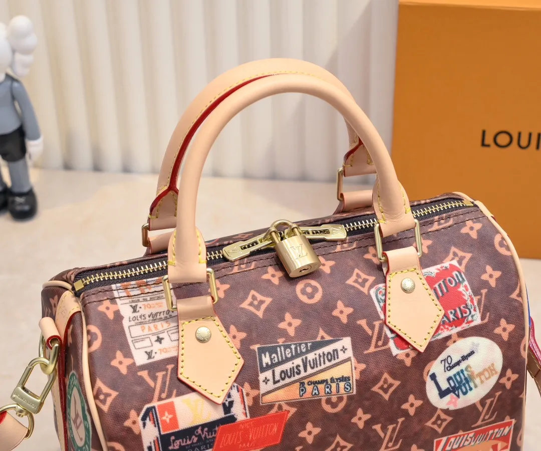 Batch 400💰Changing yellow leather👍M47087 M47086 This Speedy Bandoulière 25 handbag draws inspiration from the brand’s collection of Monogram canvas, adding a transparent resin coating to the cotton and linen blend. A hotel label patch nods to Gaston-Louis Vuitton's legendary collection, and cowhide leather trim highlights heritage. Size: 25cm