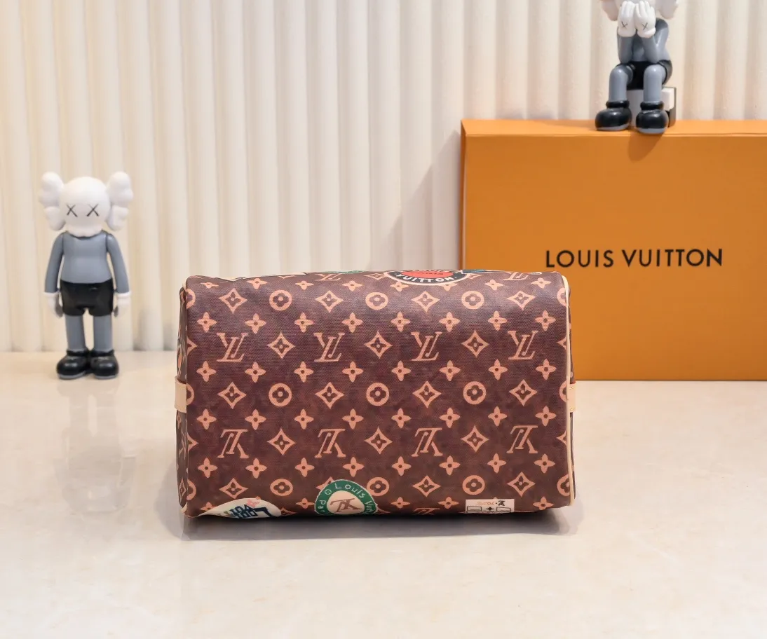 Batch 400💰Changing yellow leather👍M47087 M47086 This Speedy Bandoulière 25 handbag draws inspiration from the brand’s collection of Monogram canvas, adding a transparent resin coating to the cotton and linen blend. A hotel label patch nods to Gaston-Louis Vuitton's legendary collection, and cowhide leather trim highlights heritage. Size: 25cm