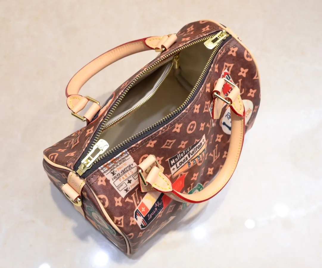 Batch 400💰Changing yellow leather👍M47087 M47086 This Speedy Bandoulière 25 handbag draws inspiration from the brand’s collection of Monogram canvas, adding a transparent resin coating to the cotton and linen blend. A hotel label patch nods to Gaston-Louis Vuitton's legendary collection, and cowhide leather trim highlights heritage. Size: 25cm