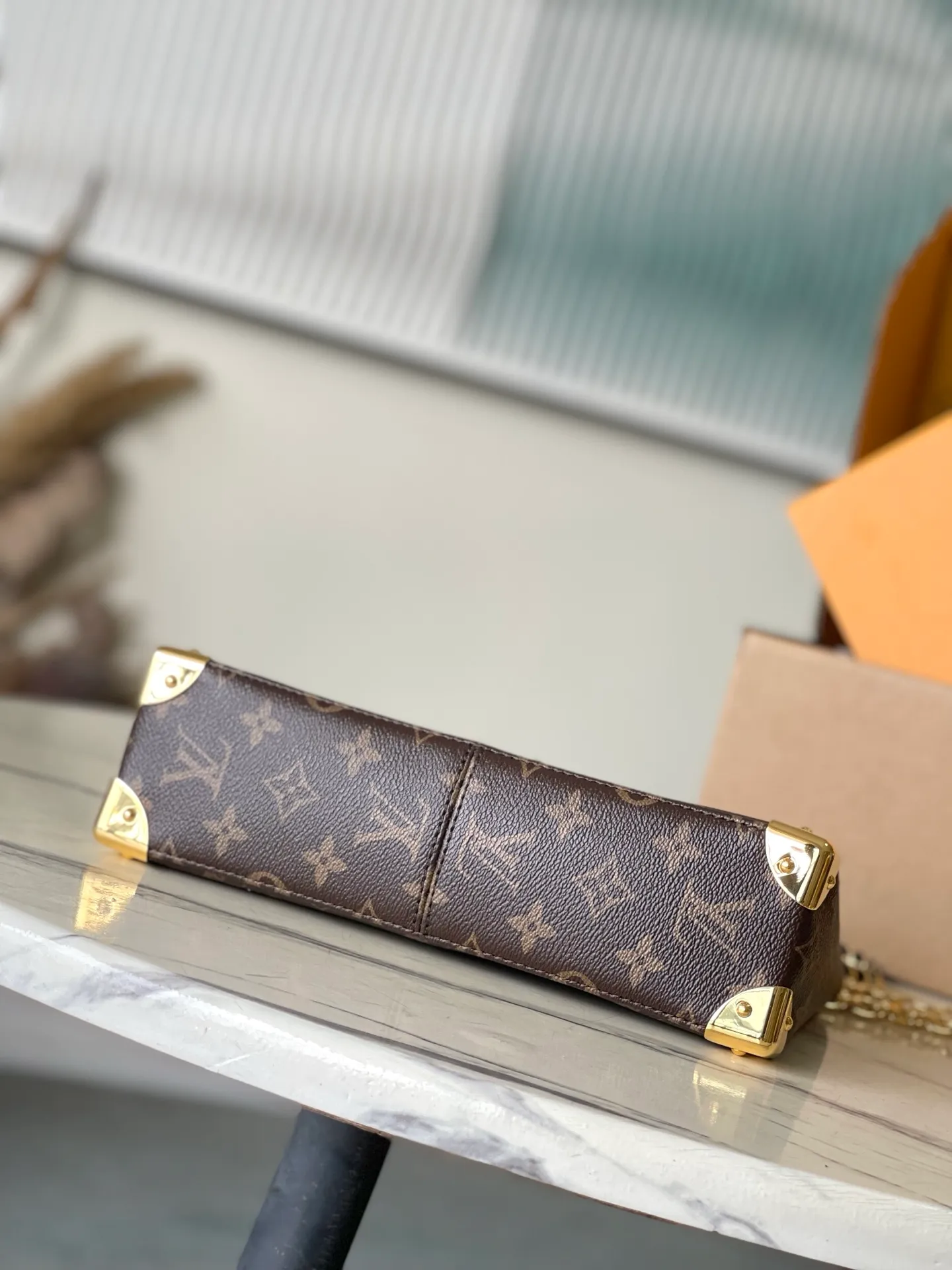 💰1120 The top original M14526 Trunke handbag combines Monogram canvas and metal rivets, with metallic corners and iconic S-lock, highlighting the brand heritage with a retro luggage style. The internal space and zipper pockets make it easy to accommodate daily needs, and the sliding chain shoulder strap expands carrying options. Dimensions: 27 × 16 × 8 cm