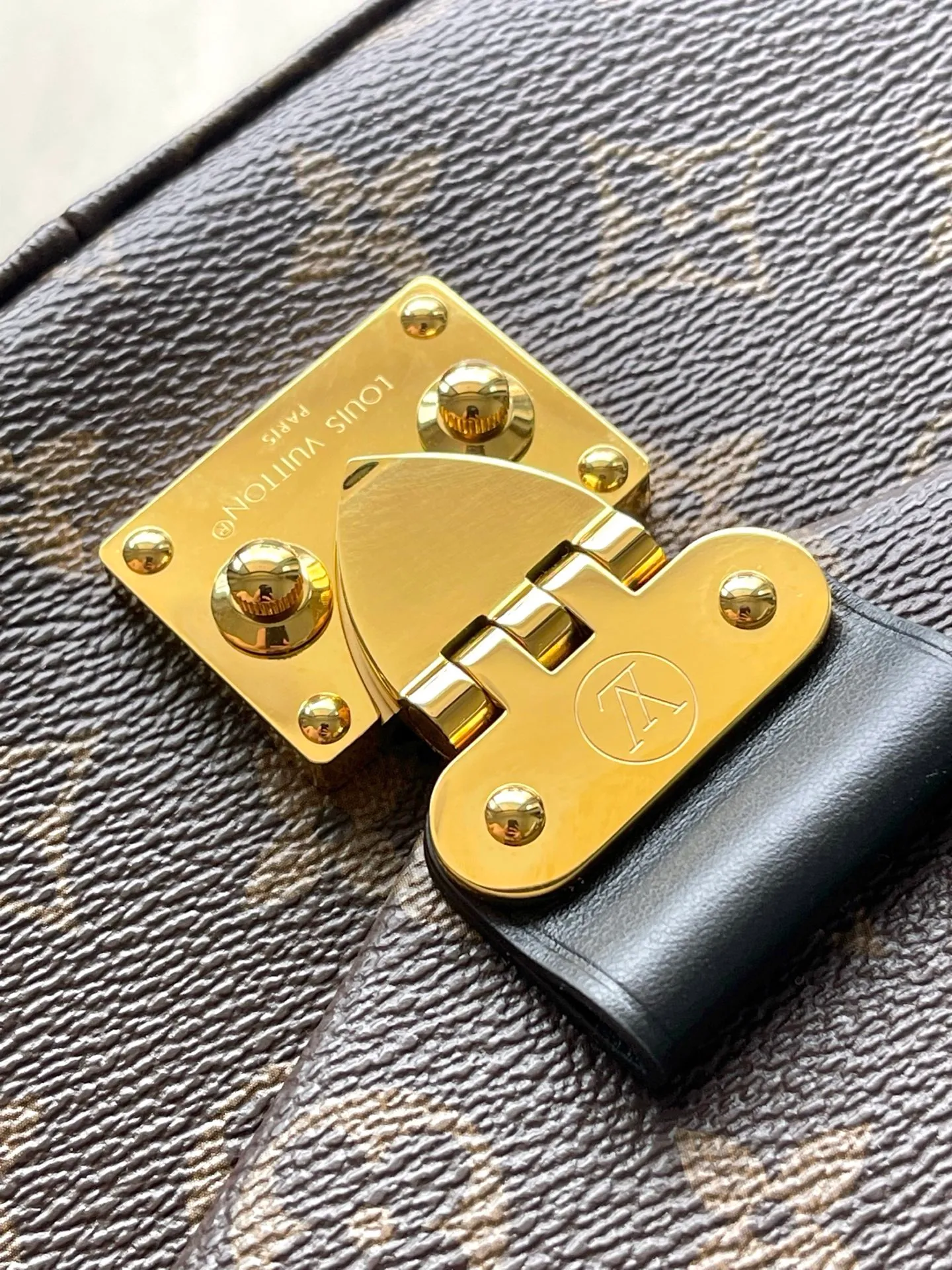 💰1120 The top original M14526 Trunke handbag combines Monogram canvas and metal rivets, with metallic corners and iconic S-lock, highlighting the brand heritage with a retro luggage style. The internal space and zipper pockets make it easy to accommodate daily needs, and the sliding chain shoulder strap expands carrying options. Dimensions: 27 × 16 × 8 cm