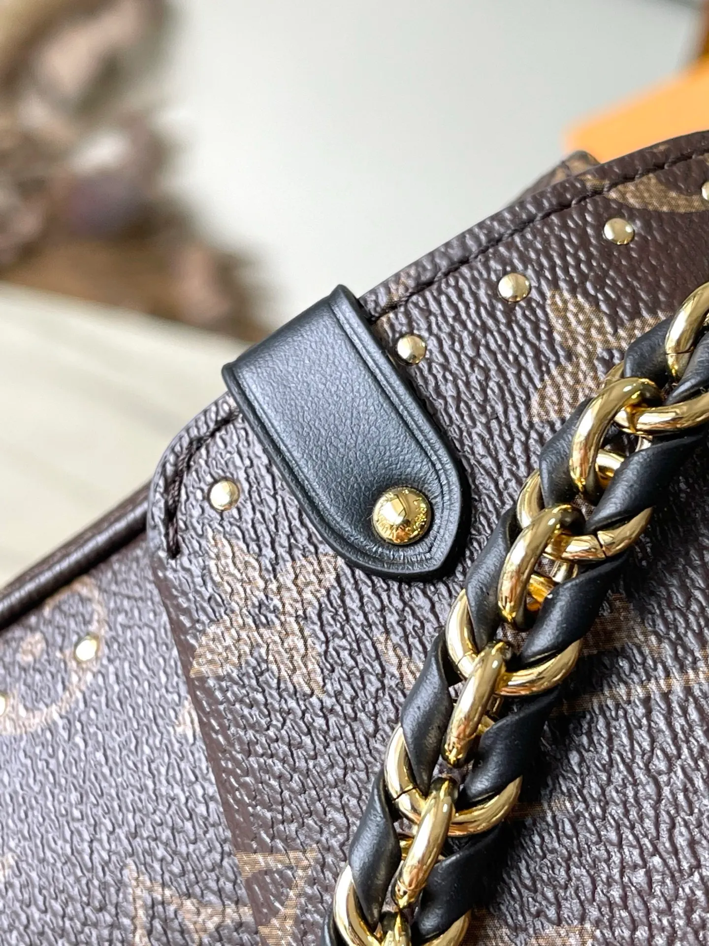 💰1120 The top original M14526 Trunke handbag combines Monogram canvas and metal rivets, with metallic corners and iconic S-lock, highlighting the brand heritage with a retro luggage style. The internal space and zipper pockets make it easy to accommodate daily needs, and the sliding chain shoulder strap expands carrying options. Dimensions: 27 × 16 × 8 cm