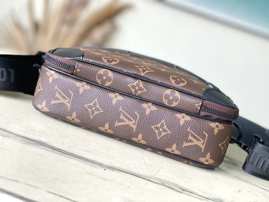 💰940 Top original order M46955 Presbyopia This Apha messenger bag is made of Monogram Eclipse Jm canvas, with a delicate green shape using a stacking pen. The zipper compartment ensures the safety of items, and the rivets on the front pocket add the brand mark. Dimensions: 24 × 16 × 8 cm