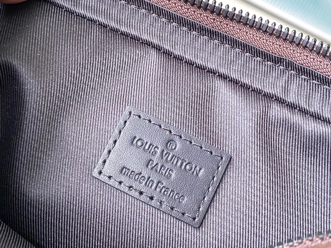 💰940 Top original order M46955 Presbyopia This Apha messenger bag is made of Monogram Eclipse Jm canvas, with a delicate green shape using a stacking pen. The zipper compartment ensures the safety of items, and the rivets on the front pocket add the brand mark. Dimensions: 24 × 16 × 8 cm