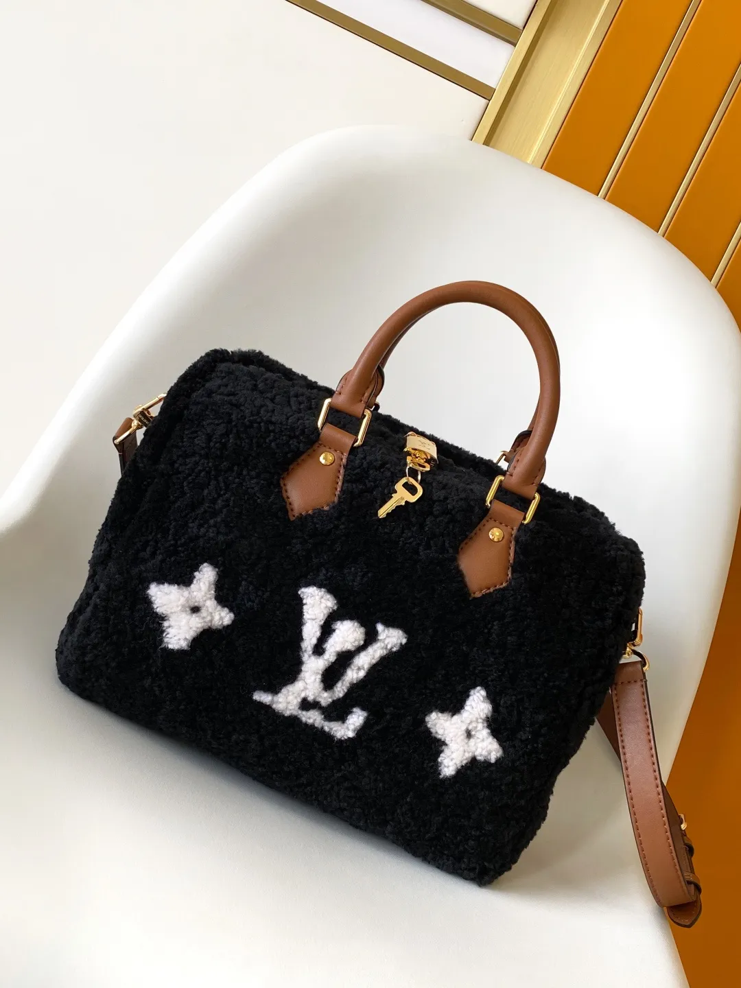 💰1200 Top original order [Speedy Bandoulière 25 handbag] M23468 white M11797 black lamb velvet 🔥Made of soft wool leather with grained leather trim, relying on complex intarsia technology to outline the Giant Monogram pattern, showing the trend of the winter series. Rolled leather top handles and removable and adjustable leather shoulder strap allow for a variety of carrying options. Dimensions: 25.0 x 19.0 x 15.0 cm