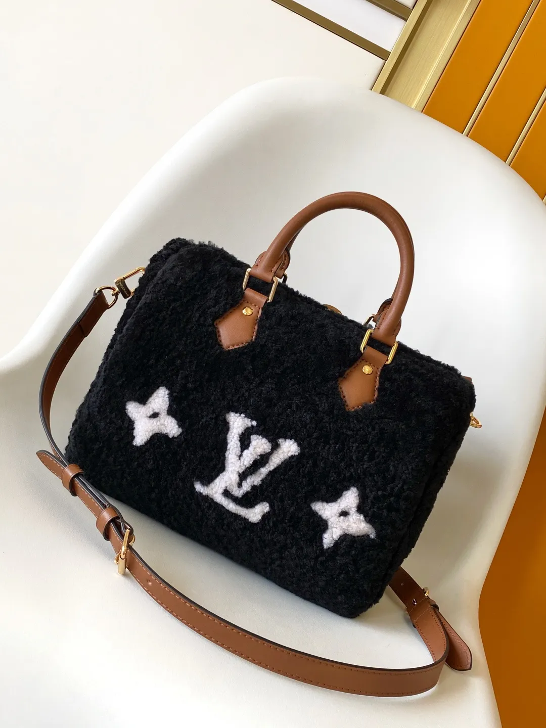 💰1200 Top original order [Speedy Bandoulière 25 handbag] M23468 white M11797 black lamb velvet 🔥Made of soft wool leather with grained leather trim, relying on complex intarsia technology to outline the Giant Monogram pattern, showing the trend of the winter series. Rolled leather top handles and removable and adjustable leather shoulder strap allow for a variety of carrying options. Dimensions: 25.0 x 19.0 x 15.0 cm