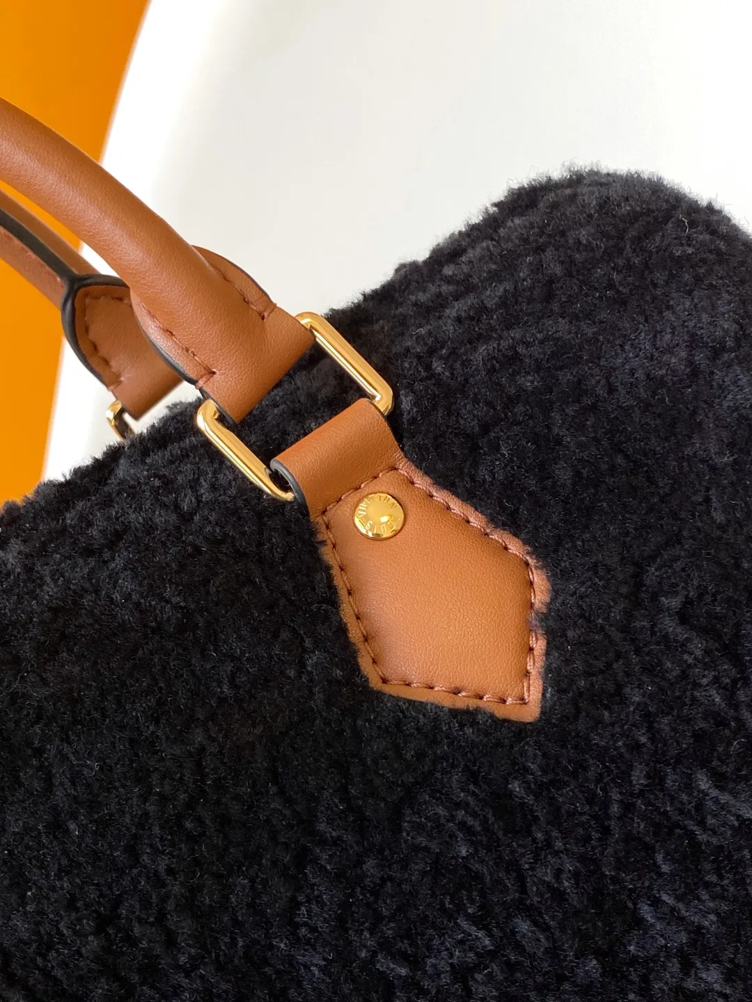 💰1200 Top original order [Speedy Bandoulière 25 handbag] M23468 white M11797 black lamb velvet 🔥Made of soft wool leather with grained leather trim, relying on complex intarsia technology to outline the Giant Monogram pattern, showing the trend of the winter series. Rolled leather top handles and removable and adjustable leather shoulder strap allow for a variety of carrying options. Dimensions: 25.0 x 19.0 x 15.0 cm