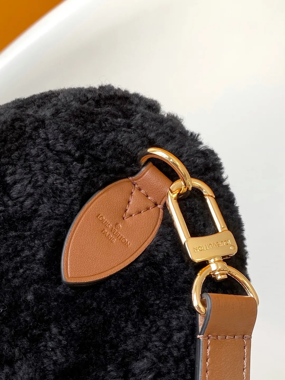 💰1200 Top original order [Speedy Bandoulière 25 handbag] M23468 white M11797 black lamb velvet 🔥Made of soft wool leather with grained leather trim, relying on complex intarsia technology to outline the Giant Monogram pattern, showing the trend of the winter series. Rolled leather top handles and removable and adjustable leather shoulder strap allow for a variety of carrying options. Dimensions: 25.0 x 19.0 x 15.0 cm
