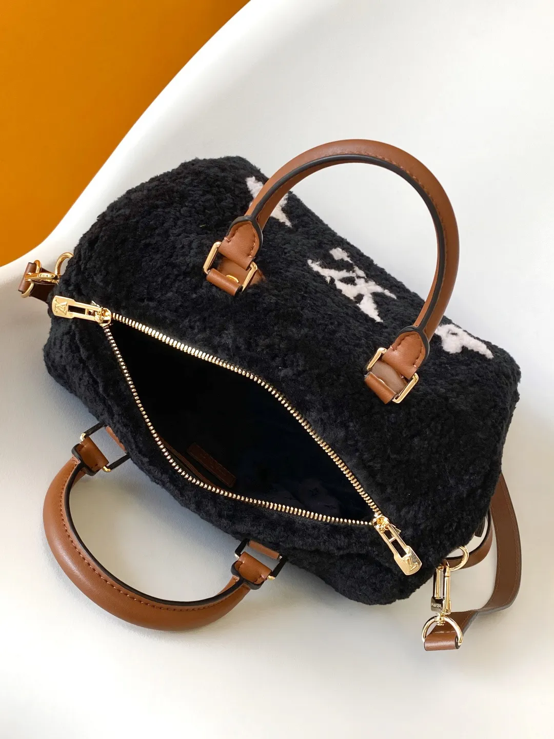 💰1200 Top original order [Speedy Bandoulière 25 handbag] M23468 white M11797 black lamb velvet 🔥Made of soft wool leather with grained leather trim, relying on complex intarsia technology to outline the Giant Monogram pattern, showing the trend of the winter series. Rolled leather top handles and removable and adjustable leather shoulder strap allow for a variety of carrying options. Dimensions: 25.0 x 19.0 x 15.0 cm