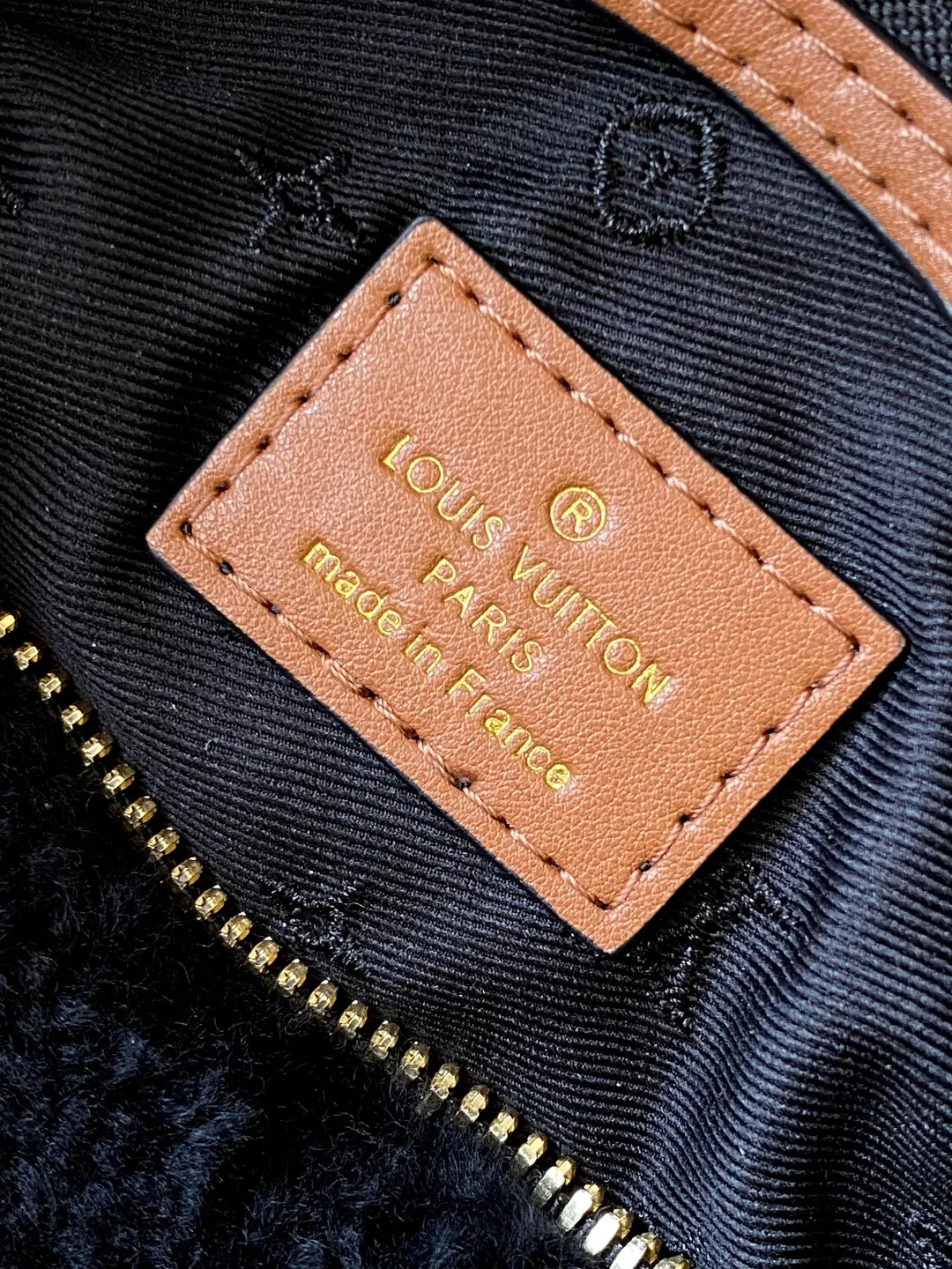 💰1200 Top original order [Speedy Bandoulière 25 handbag] M23468 white M11797 black lamb velvet 🔥Made of soft wool leather with grained leather trim, relying on complex intarsia technology to outline the Giant Monogram pattern, showing the trend of the winter series. Rolled leather top handles and removable and adjustable leather shoulder strap allow for a variety of carrying options. Dimensions: 25.0 x 19.0 x 15.0 cm