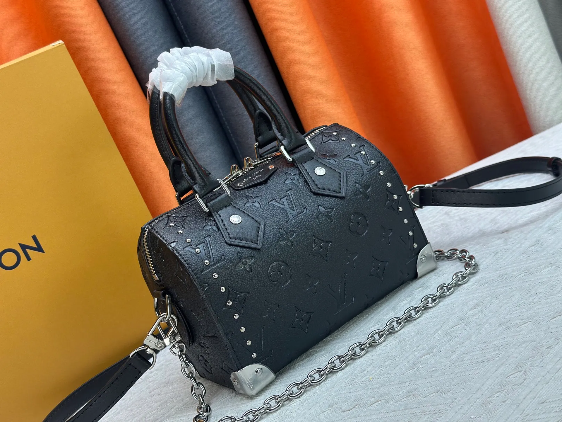 The P280 upgraded original M14575 M13146 Monogram Bold Speedy 20 Trunk handbag appeared in the 2025 Cruise early spring show in Monogram canvas. This time, it is smooth Monogram embossed cow leather integrated with Yingze metal parts, with iconic details such as padlocks, hard case-style corners and detachable braided chains. Internal slip pocket ensures neat storage of daily needs. Dimensions: 20.5 x 13.5 x 11.0 cm (length x height x width)