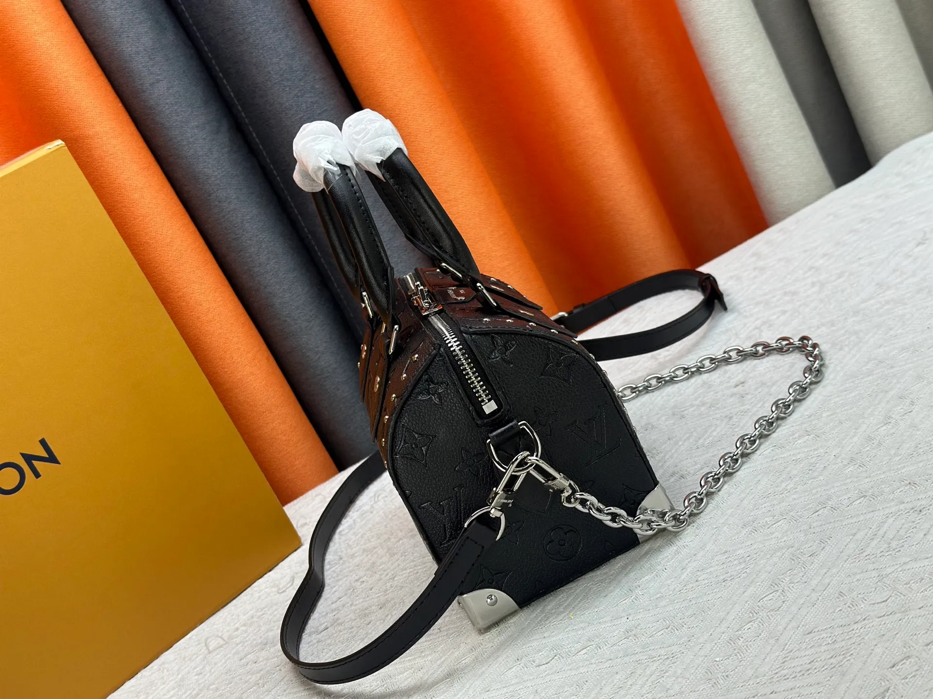 The P280 upgraded original M14575 M13146 Monogram Bold Speedy 20 Trunk handbag appeared in the 2025 Cruise early spring show in Monogram canvas. This time, it is smooth Monogram embossed cow leather integrated with Yingze metal parts, with iconic details such as padlocks, hard case-style corners and detachable braided chains. Internal slip pocket ensures neat storage of daily needs. Dimensions: 20.5 x 13.5 x 11.0 cm (length x height x width)