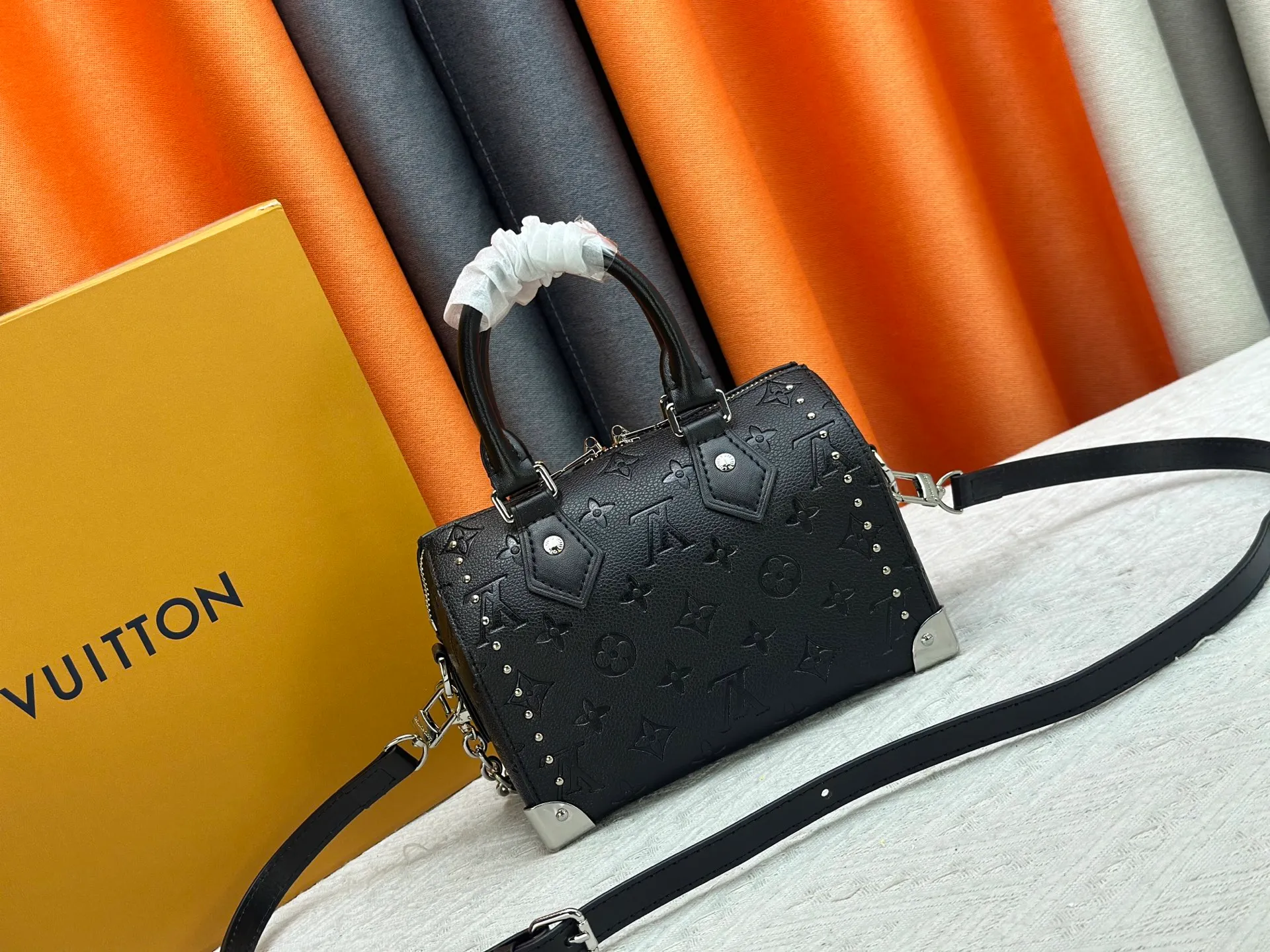 The P280 upgraded original M14575 M13146 Monogram Bold Speedy 20 Trunk handbag appeared in the 2025 Cruise early spring show in Monogram canvas. This time, it is smooth Monogram embossed cow leather integrated with Yingze metal parts, with iconic details such as padlocks, hard case-style corners and detachable braided chains. Internal slip pocket ensures neat storage of daily needs. Dimensions: 20.5 x 13.5 x 11.0 cm (length x height x width)