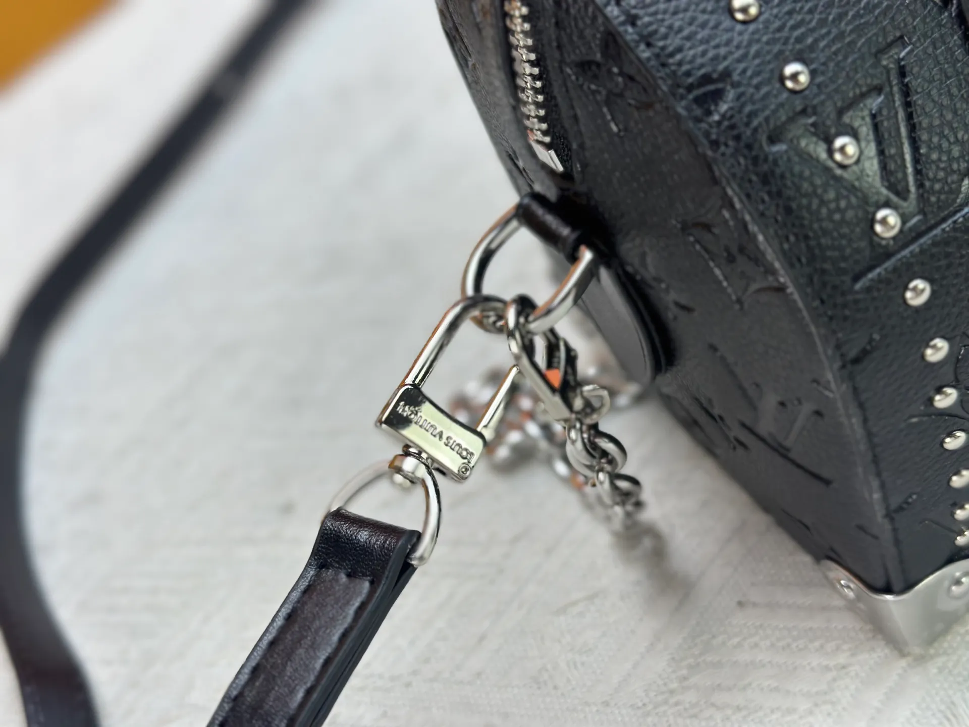 The P280 upgraded original M14575 M13146 Monogram Bold Speedy 20 Trunk handbag appeared in the 2025 Cruise early spring show in Monogram canvas. This time, it is smooth Monogram embossed cow leather integrated with Yingze metal parts, with iconic details such as padlocks, hard case-style corners and detachable braided chains. Internal slip pocket ensures neat storage of daily needs. Dimensions: 20.5 x 13.5 x 11.0 cm (length x height x width)