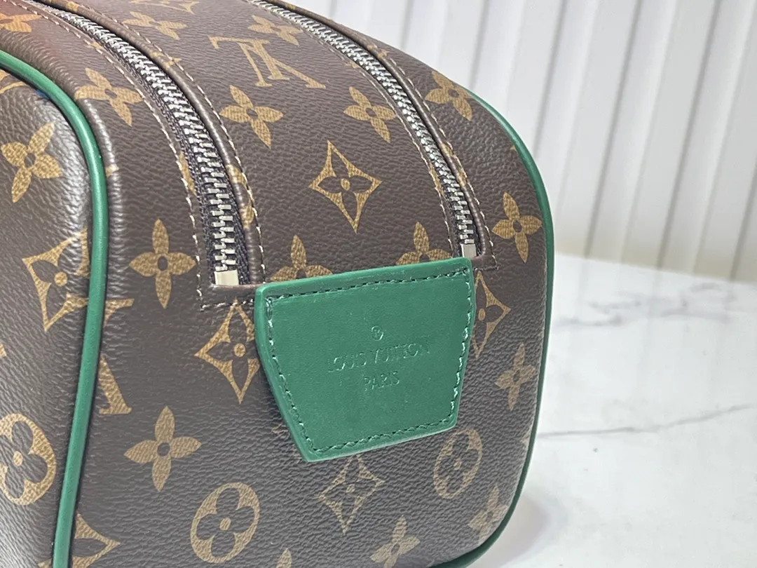 Batch 200💰Upgraded original M11482 M47528 M46354 M46696 N40127 M44494 This Dopp Kit toiletry bag is made of Monogram Eclipse canvas, bringing a restrained choice to Monogram lovers. Plenty of space to store travel essentials, double zippers for secure protection, and wide opening for easy access. 28.0 x 15.0 x 16.5 cm (length x height x width)