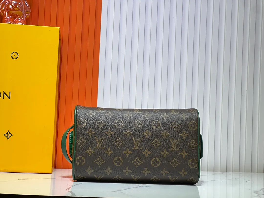Batch 200💰Upgraded original M11482 M47528 M46354 M46696 N40127 M44494 This Dopp Kit toiletry bag is made of Monogram Eclipse canvas, bringing a restrained choice to Monogram lovers. Plenty of space to store travel essentials, double zippers for secure protection, and wide opening for easy access. 28.0 x 15.0 x 16.5 cm (length x height x width)