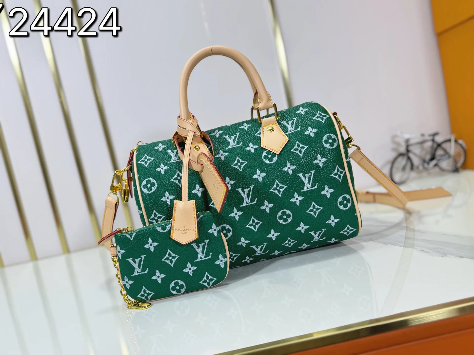 P280 Upgraded original M24424 M24425 M24426 M24423 M24443 M This Speedy Bandoulière 25 Monogram Leather handbag is made of soft cow leather and uses Monogram pattern to reproduce the elegant look and feel of canvas printing. Dazzling metal hardware, sheepskin lining and nameplate all reflect Creative Director Pharrell Williams' relentless attention to detail. Dimensions: 25.0 x 15.0 x 15.0 cm (length x height x width)