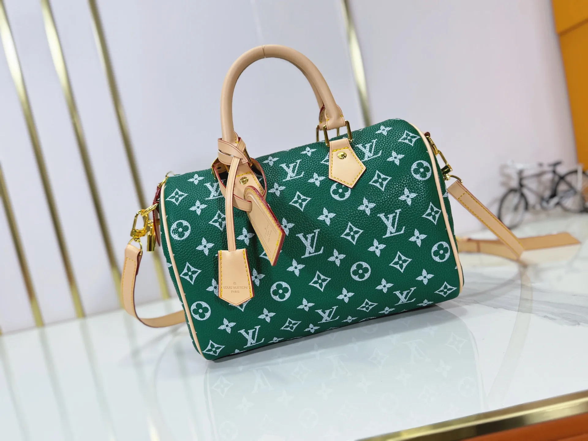 P280 Upgraded original M24424 M24425 M24426 M24423 M24443 M This Speedy Bandoulière 25 Monogram Leather handbag is made of soft cow leather and uses Monogram pattern to reproduce the elegant look and feel of canvas printing. Dazzling metal hardware, sheepskin lining and nameplate all reflect Creative Director Pharrell Williams' relentless attention to detail. Dimensions: 25.0 x 15.0 x 15.0 cm (length x height x width)