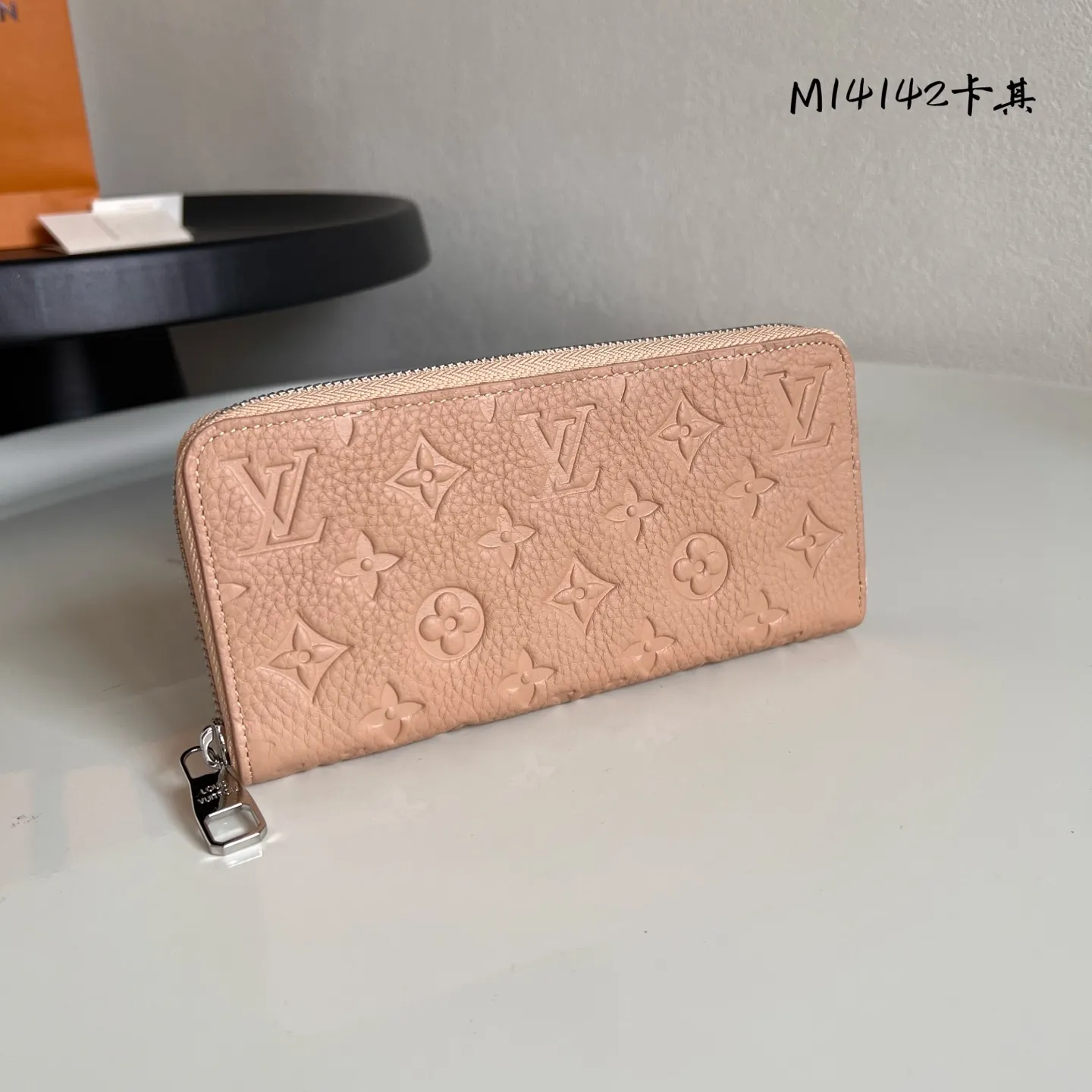 Factory price 460 [Top original order] M14142 Khaki Louis Vuitton Clémence wallet is a model of organic integration of rich practical functions and elegant and compact design. Crafted from iconic Monogram canvas, the bright leather zippers and lining exude a feminine yet lively feel. 20 x 9 x 2 cm (length x height x width)