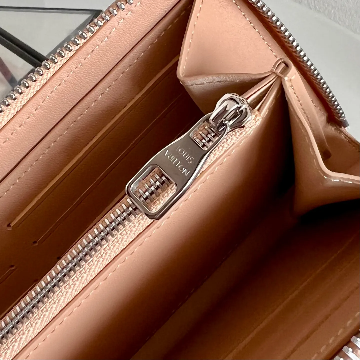 Factory price 460 [Top original order] M14142 Khaki Louis Vuitton Clémence wallet is a model of organic integration of rich practical functions and elegant and compact design. Crafted from iconic Monogram canvas, the bright leather zippers and lining exude a feminine yet lively feel. 20 x 9 x 2 cm (length x height x width)