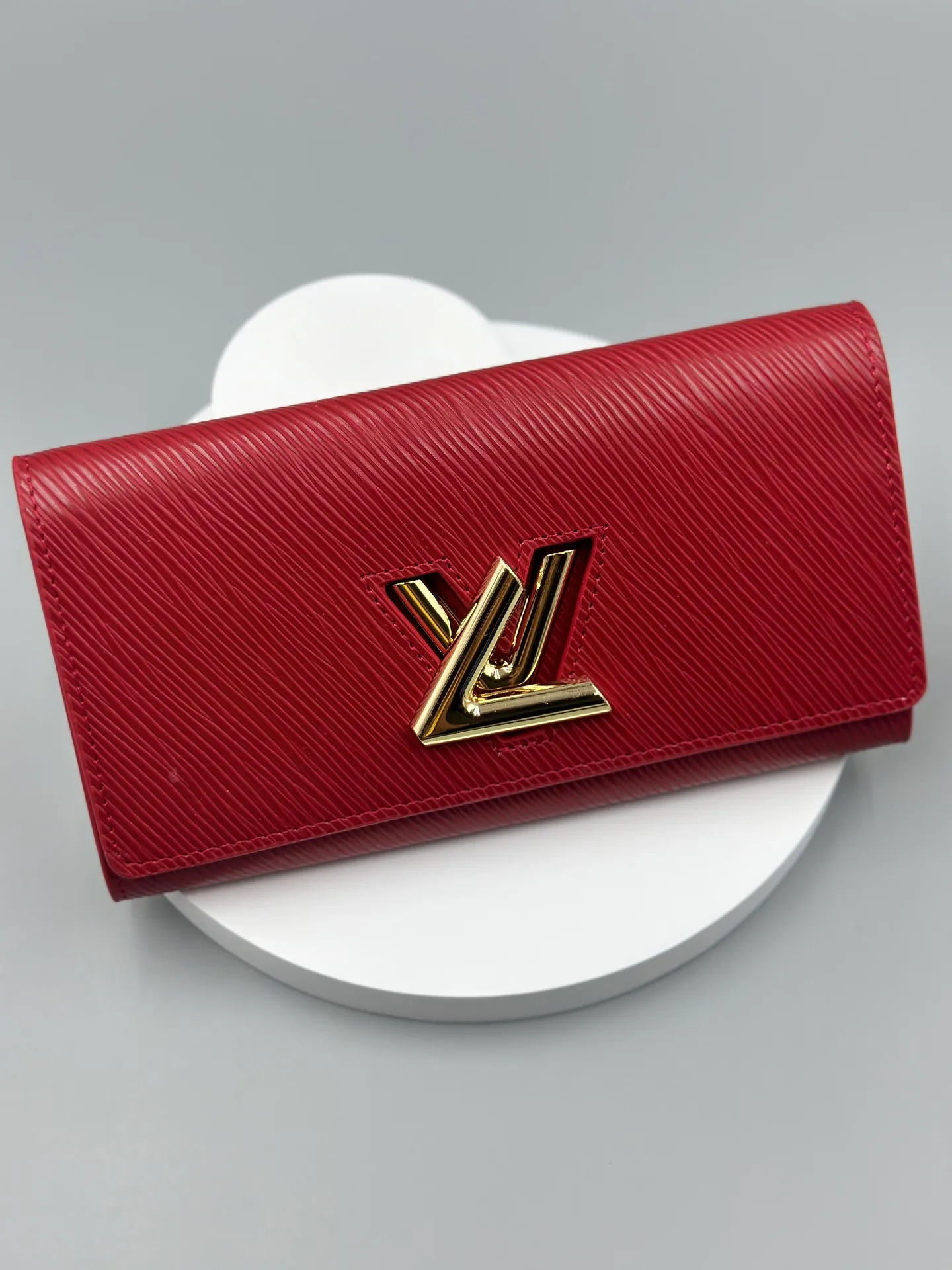 P160 M61179 is made of Epi leather, which combines smart and practical design with a high sense of fashion to create a unique style. The LV Twist wallet adopts a twist lock design, turning the L into a V by crossing your fingers. The multiple pocket design makes this wallet both playful and practical. Dimensions: 19.0x 10.5x 2.5 cm,