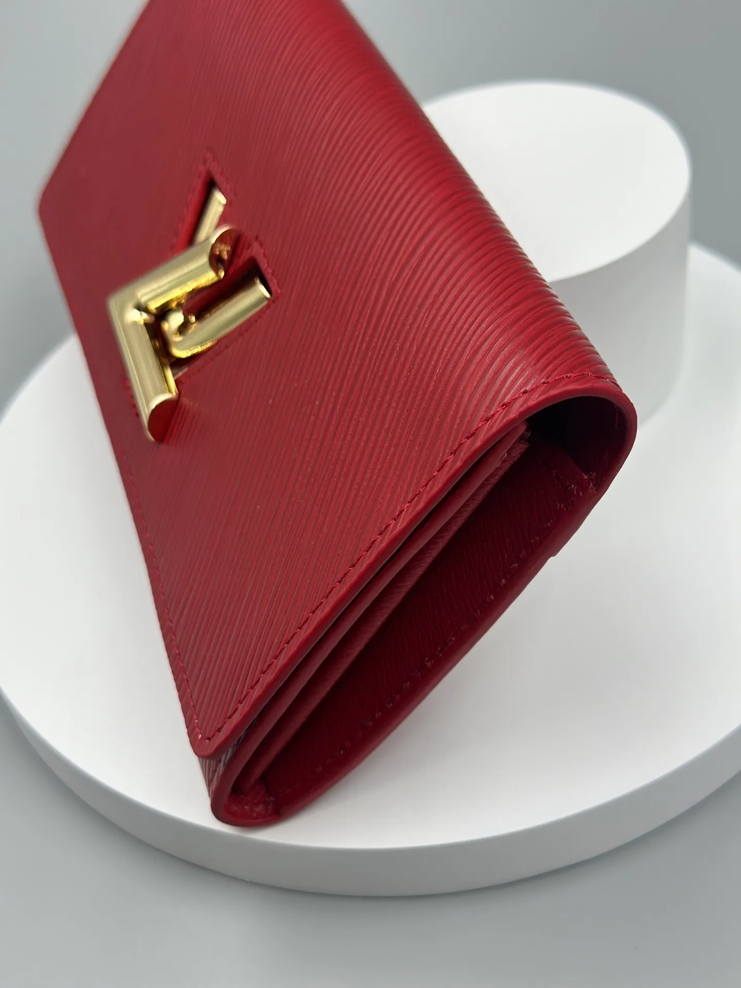 P160 M61179 is made of Epi leather, which combines smart and practical design with a high sense of fashion to create a unique style. The LV Twist wallet adopts a twist lock design, turning the L into a V by crossing your fingers. The multiple pocket design makes this wallet both playful and practical. Dimensions: 19.0x 10.5x 2.5 cm,