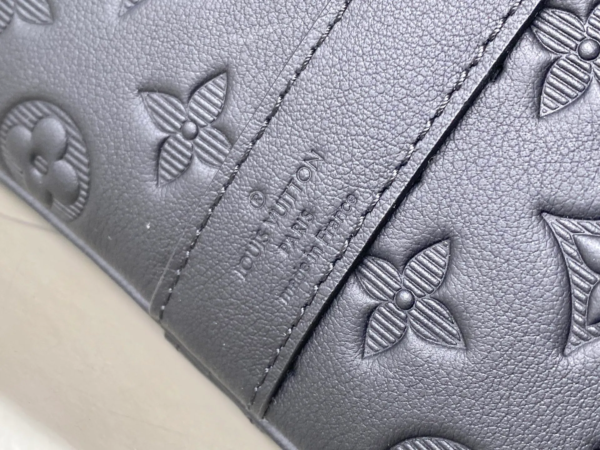 💰1400 (top layer leather) top original order M44810 This Keepall BANDOULIÈRE 50 travel bag is made of Monogram Shadow leather with full Monogram embossing and matte metal parts to achieve a simple design. The cabin luggage size is suitable for short trips. The Keepall line of soft travel bags was created in the 1930s and remains as classic and elegant as ever. Dimensions: 29 x 23 x 50 cm