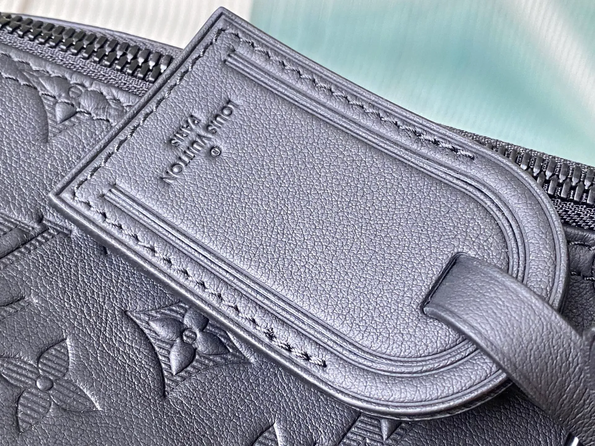 💰1400 (top layer leather) top original order M44810 This Keepall BANDOULIÈRE 50 travel bag is made of Monogram Shadow leather with full Monogram embossing and matte metal parts to achieve a simple design. The cabin luggage size is suitable for short trips. The Keepall line of soft travel bags was created in the 1930s and remains as classic and elegant as ever. Dimensions: 29 x 23 x 50 cm