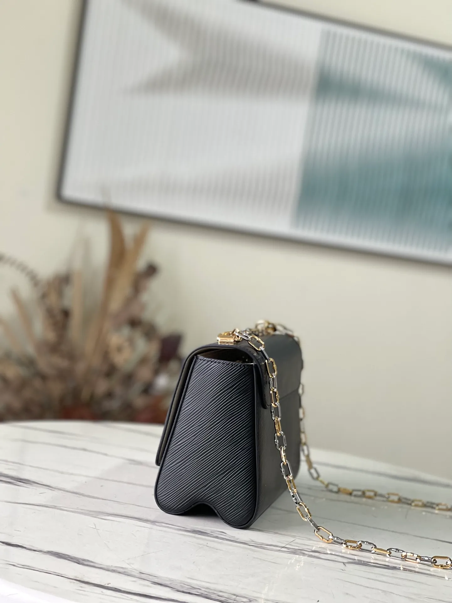 💰1160 (top-grain leather) Top-quality original M21025 black This medium-sized Twist handbag is made of Epi grain leather, with the enamel Monogram flower lightly suspended from a faceted chain. Use the hook and loop skillfully to explore various carrying methods including hand carry, elbow shoulder, long and short shoulder carry, and cross-body carry. You can also remove the chain and use the leather shoulder strap to carry it over your shoulder. Dimensions: 23 x 17 x 9.5 cm