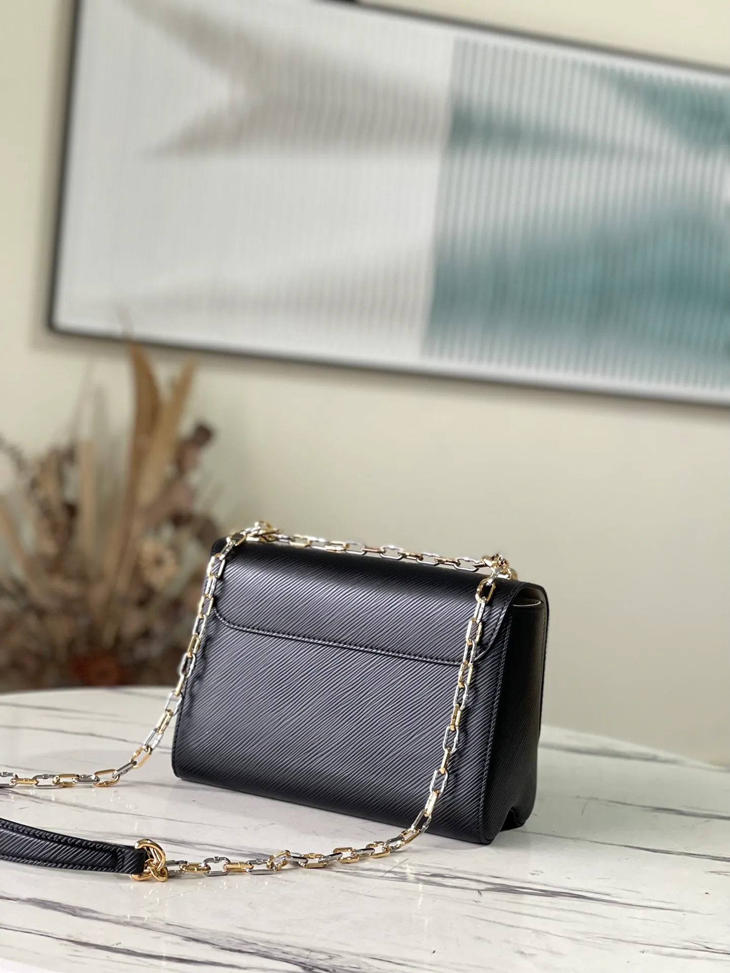 💰1160 (top-grain leather) Top-quality original M21025 black This medium-sized Twist handbag is made of Epi grain leather, with the enamel Monogram flower lightly suspended from a faceted chain. Use the hook and loop skillfully to explore various carrying methods including hand carry, elbow shoulder, long and short shoulder carry, and cross-body carry. You can also remove the chain and use the leather shoulder strap to carry it over your shoulder. Dimensions: 23 x 17 x 9.5 cm