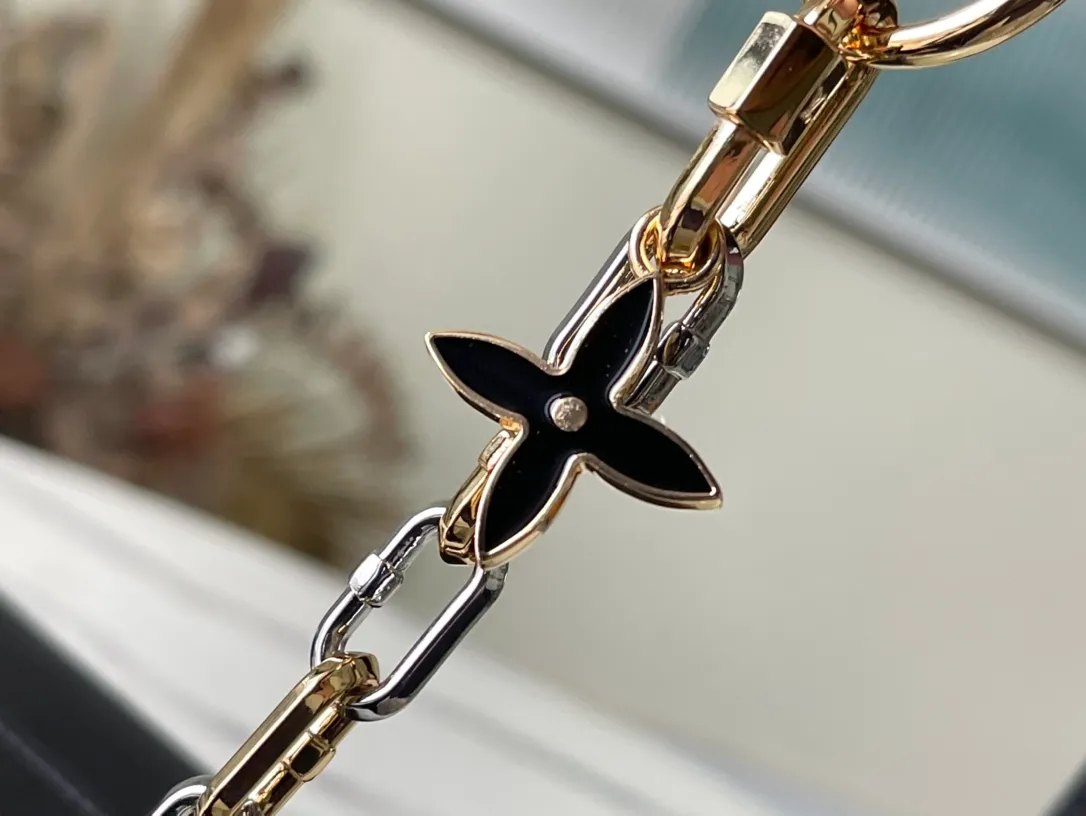 💰1160 (top-grain leather) Top-quality original M21025 black This medium-sized Twist handbag is made of Epi grain leather, with the enamel Monogram flower lightly suspended from a faceted chain. Use the hook and loop skillfully to explore various carrying methods including hand carry, elbow shoulder, long and short shoulder carry, and cross-body carry. You can also remove the chain and use the leather shoulder strap to carry it over your shoulder. Dimensions: 23 x 17 x 9.5 cm